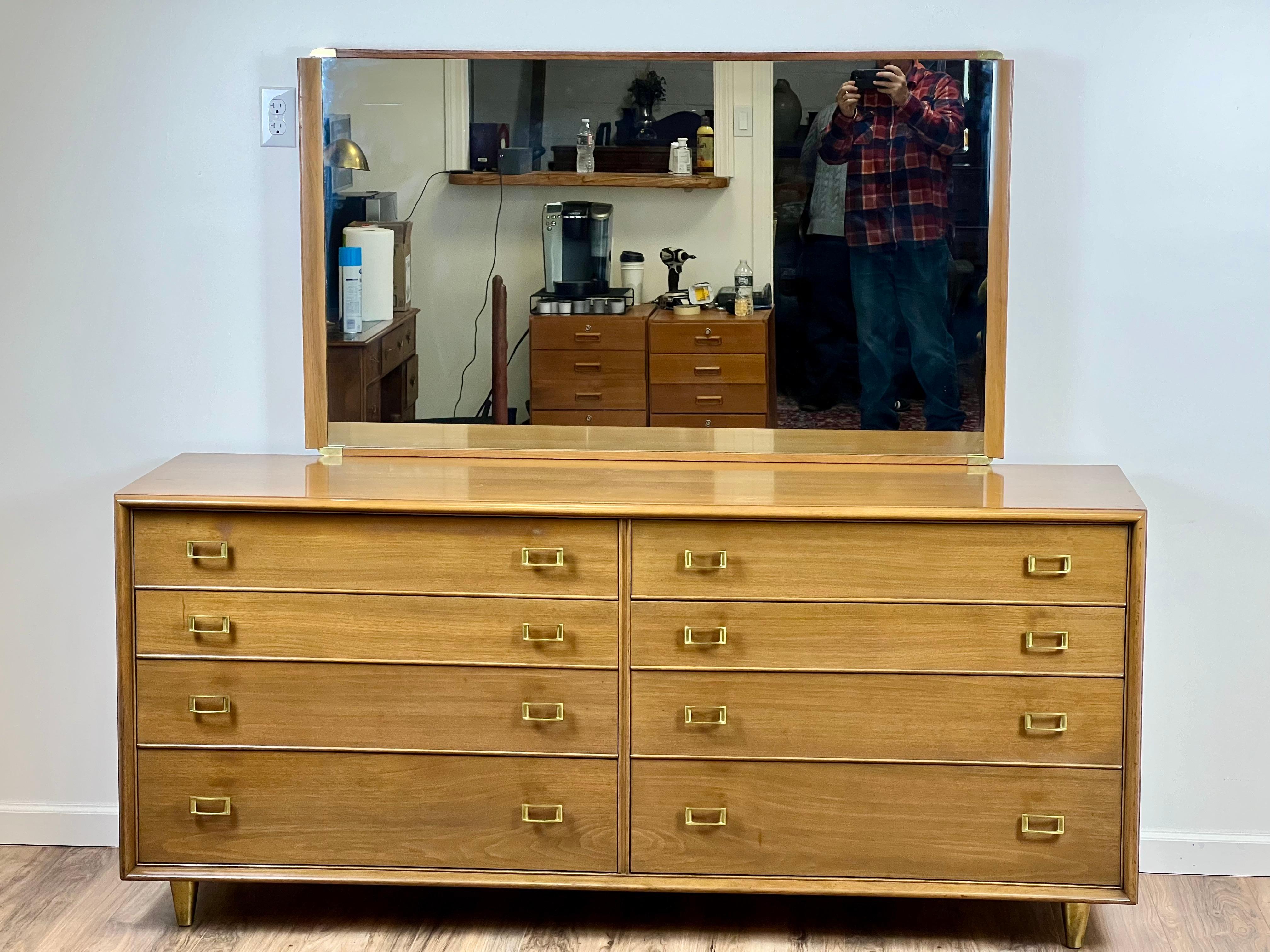 Replongez dans le milieu du XXe siècle avec cette splendide commode Johnson Paul Frankl, emblème du design moderne du milieu du siècle. Ses lignes droites et épurées et son attrait minimaliste sont complétés par la finition chaude et naturelle du