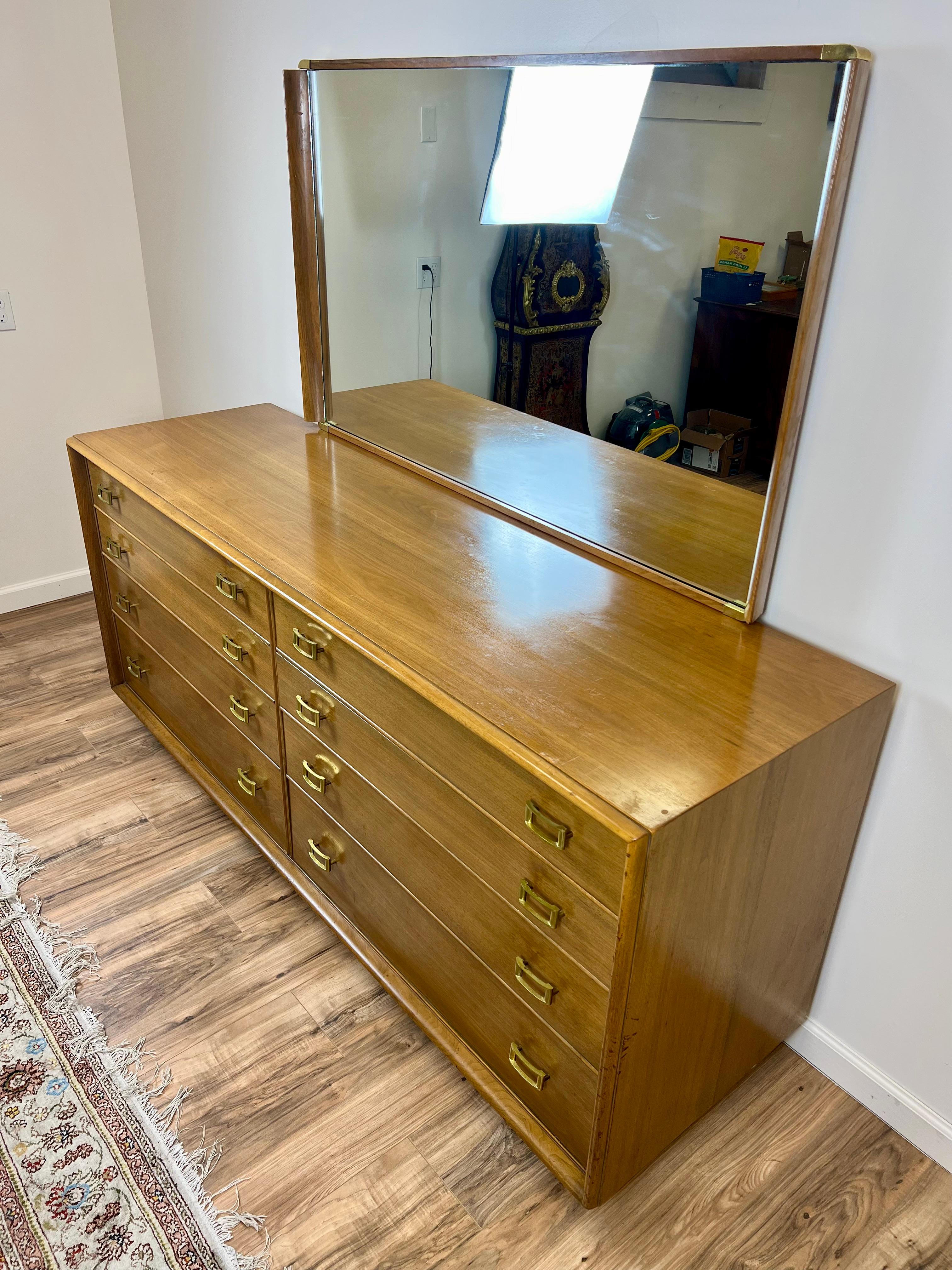 Mid-Century Modern Commode à huit tiroirs avec miroir, moderne du milieu du siècle, Paul Frankl en vente
