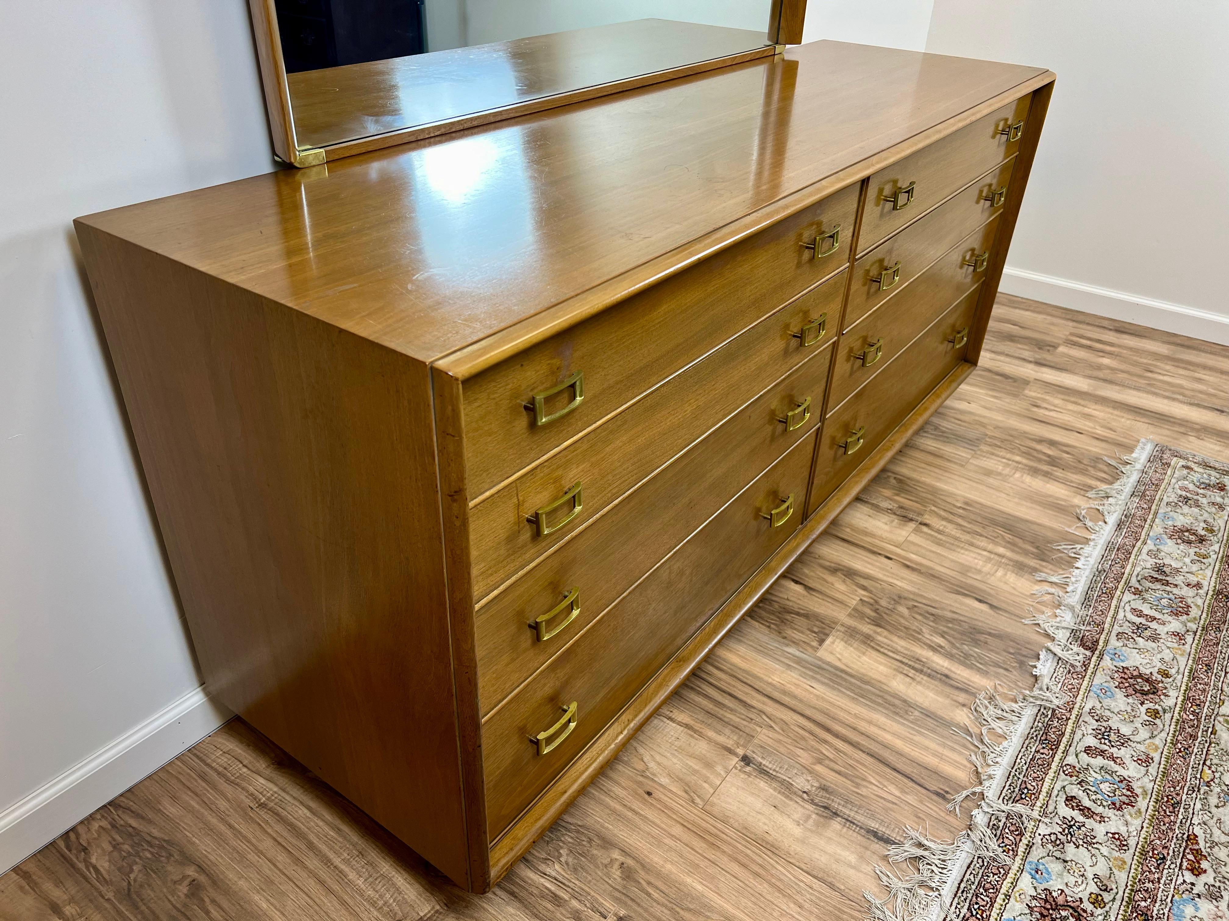 Américain Commode à huit tiroirs avec miroir, moderne du milieu du siècle, Paul Frankl en vente