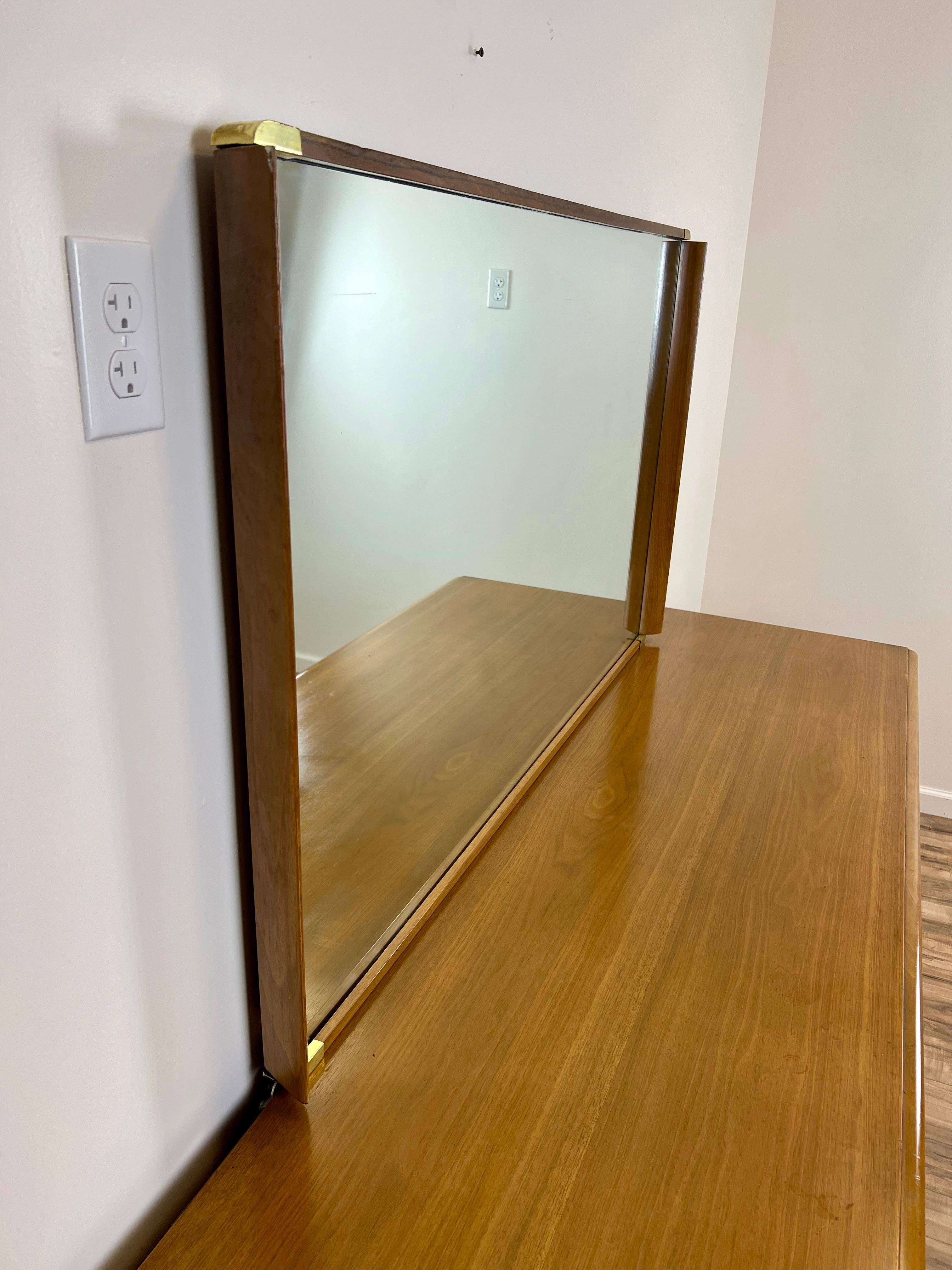 Commode à huit tiroirs avec miroir, moderne du milieu du siècle, Paul Frankl Bon état - En vente à Westfield, MA