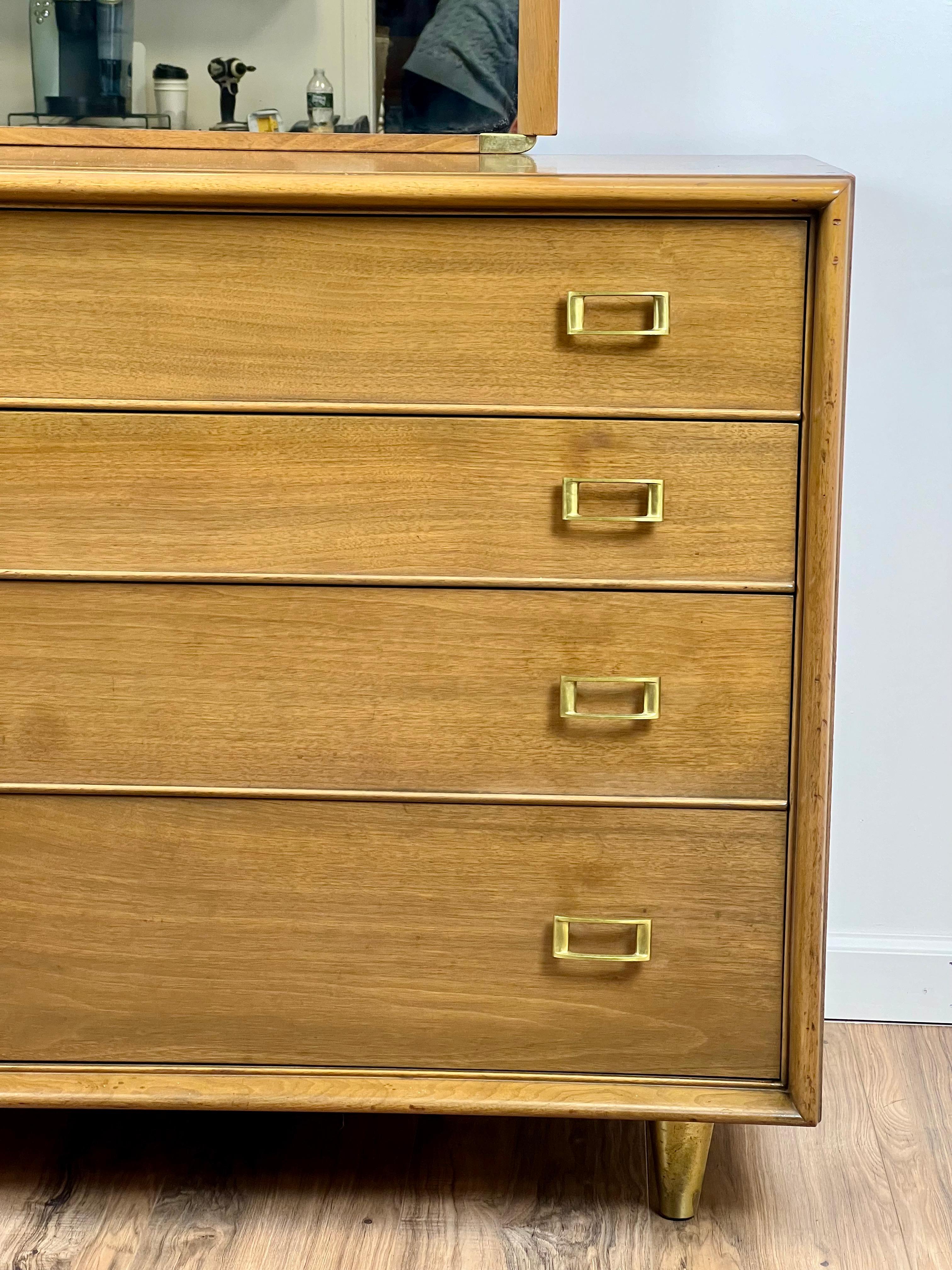 Bois de feuillus Commode à huit tiroirs avec miroir, moderne du milieu du siècle, Paul Frankl en vente