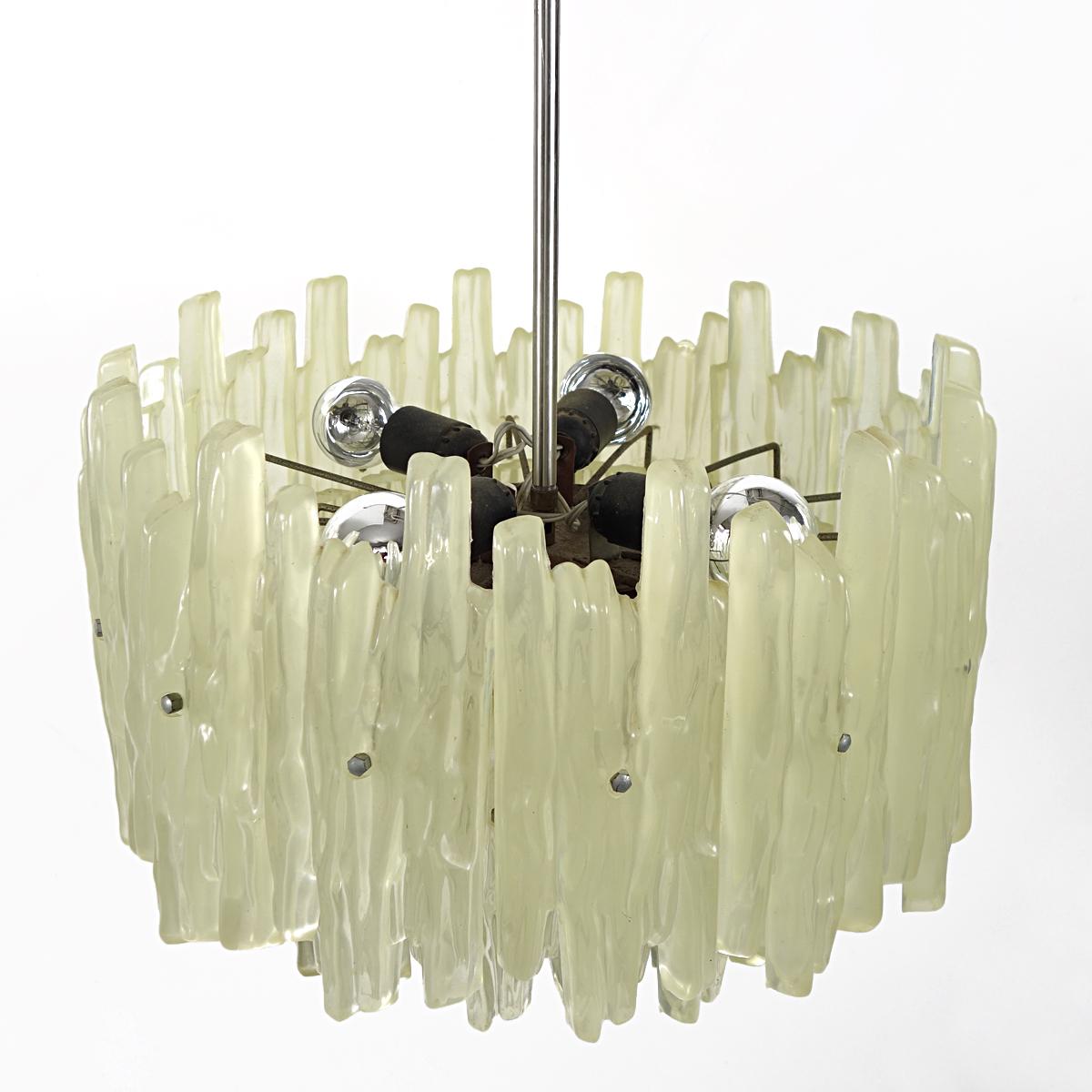 Majestuoso de tres pisos de altura J.T. Lámpara de araña o colgante Kalmar con carámbanos de cristal esmerilado de plexiglás de forma irregular. Cuelgan en un marco cromado. 
Cuatro fuentes de luz proporcionan una iluminación atractiva.
La altura
