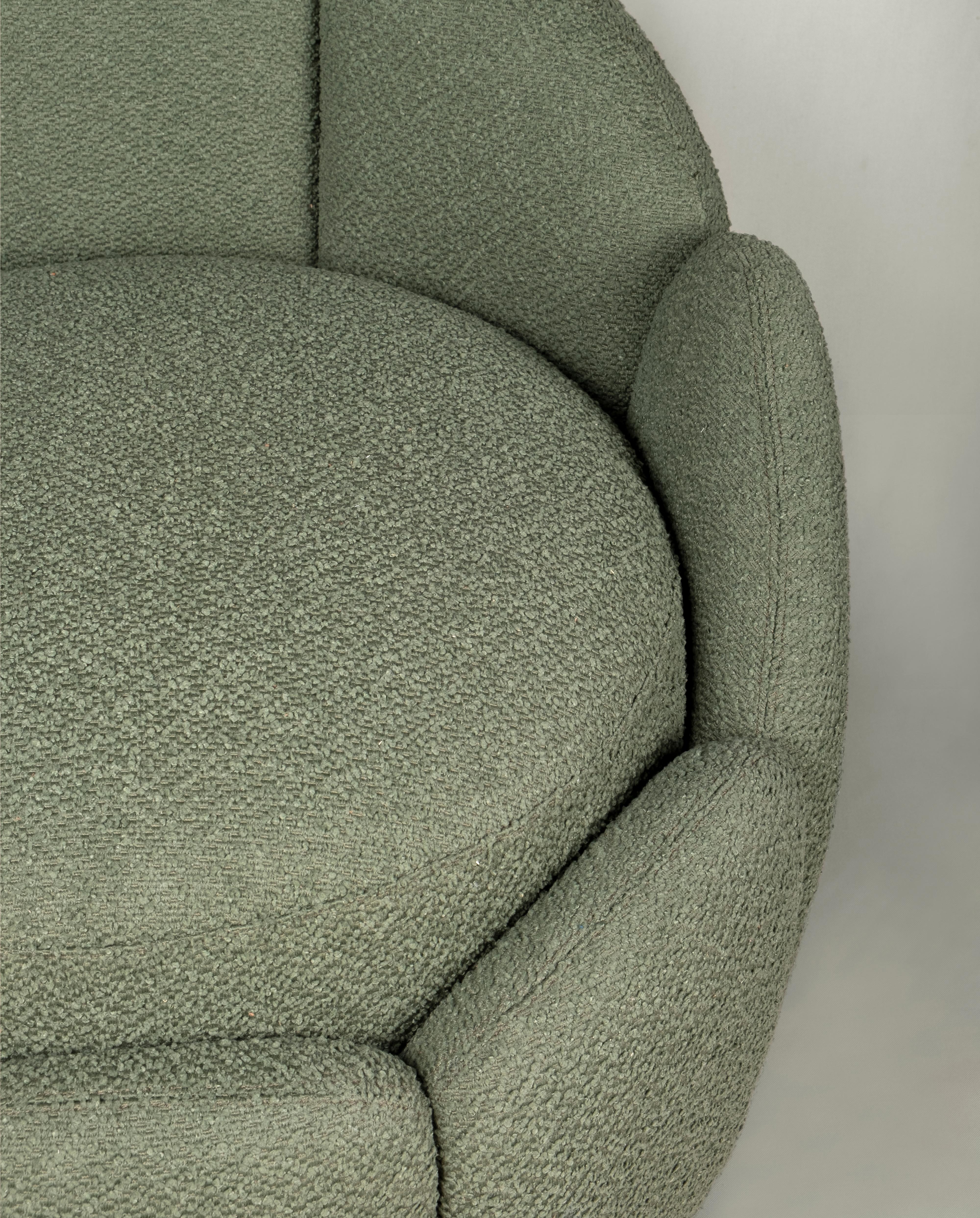 Ottone Sgabello Julie di metà secolo moderno in ottone con tessuto Kirkby in vendita