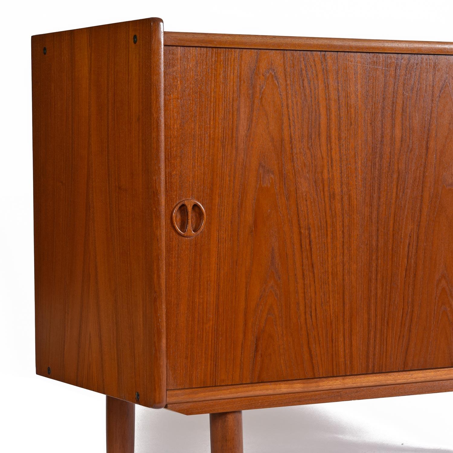 Mid-Century Modern Jydsk Mobelindustri Danish Teak Credenza Cabinet, circa 1960s In Excellent Condition In Chattanooga, TN