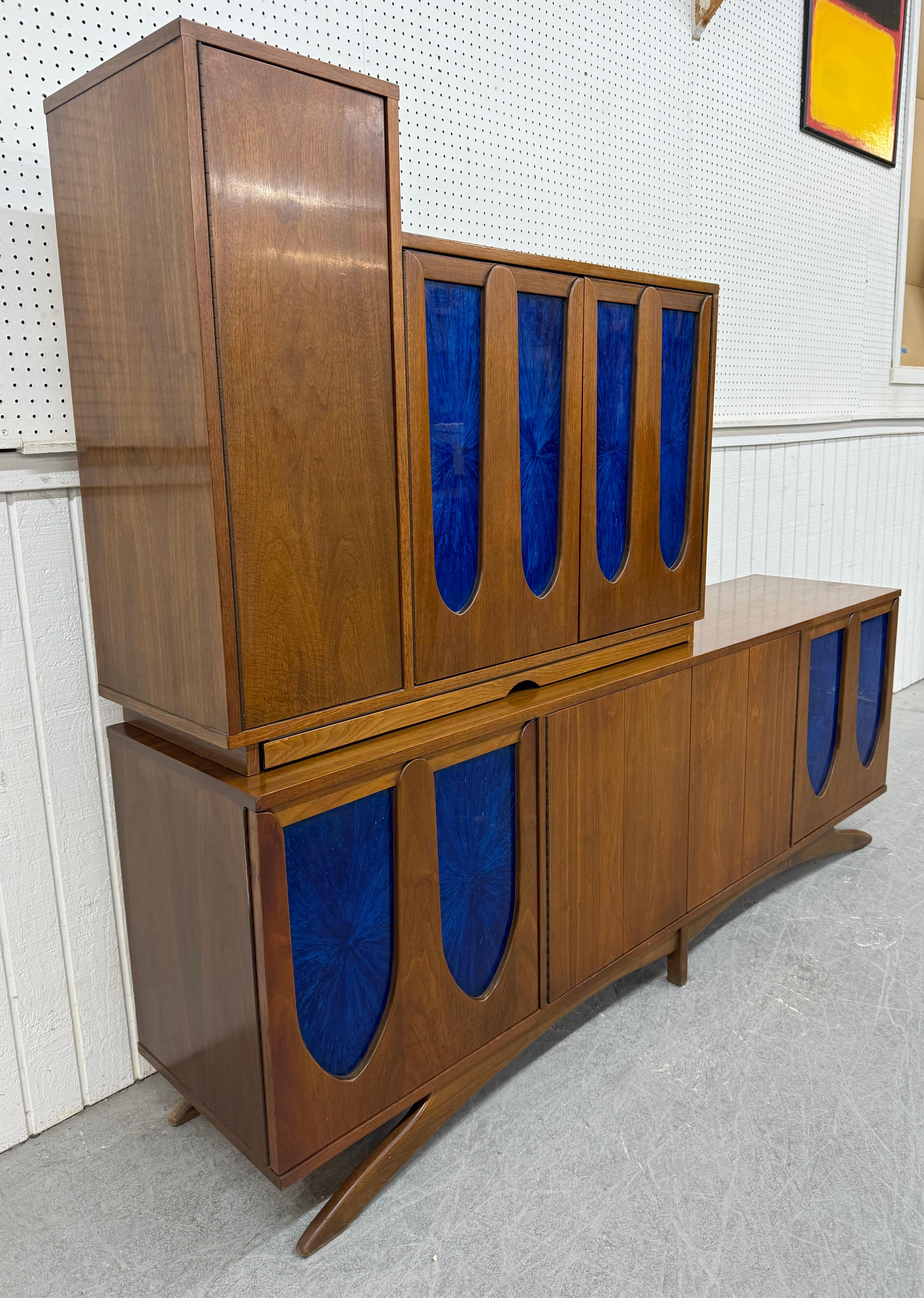Cette annonce concerne un buffet en noyer moderne du milieu du siècle avec un meuble bar. Elle se caractérise par un design rectiligne, un plateau de bar amovible avec des portes à bouton-poussoir qui s'ouvrent sur un espace de rangement, quatre