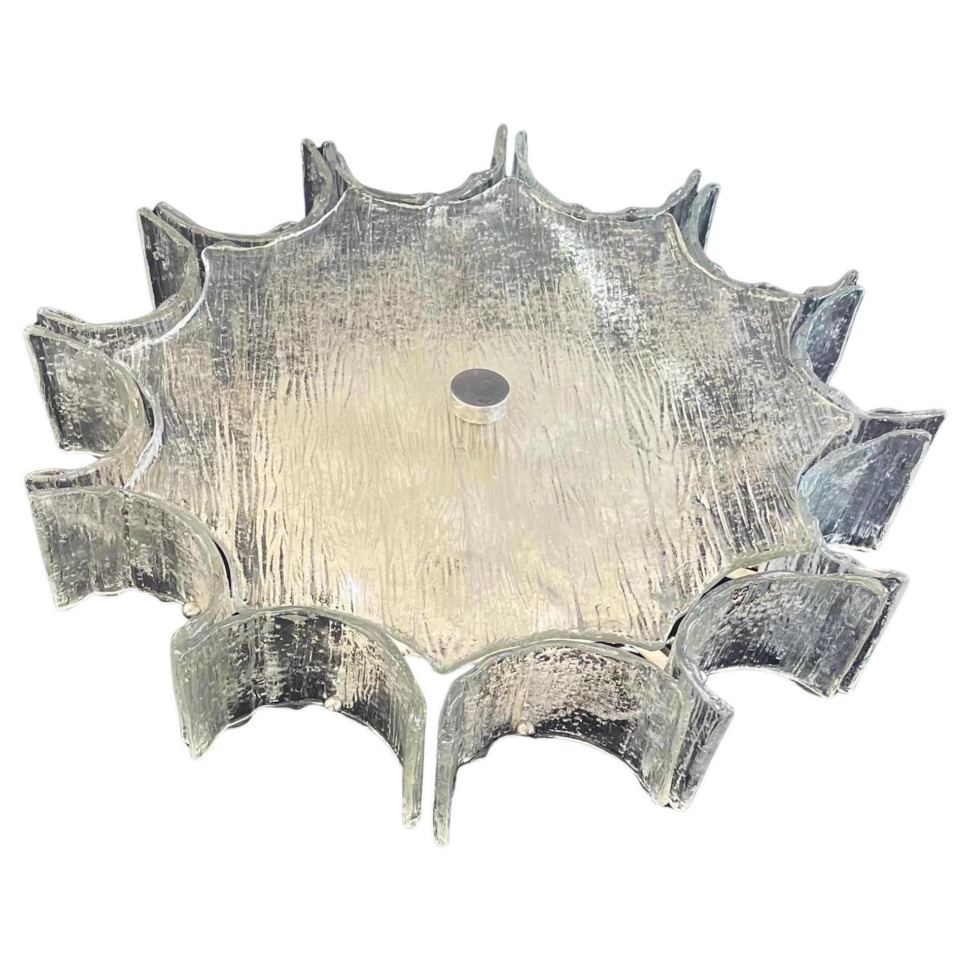 Merveilleux grand luminaire encastré en forme d'étoile en verre d'art clair craquelé de Murano de la modernité du milieu du siècle, recâblé avec 6 nouvelles douilles candélabres internes, terminé au centre par un panneau de verre incurvé en forme