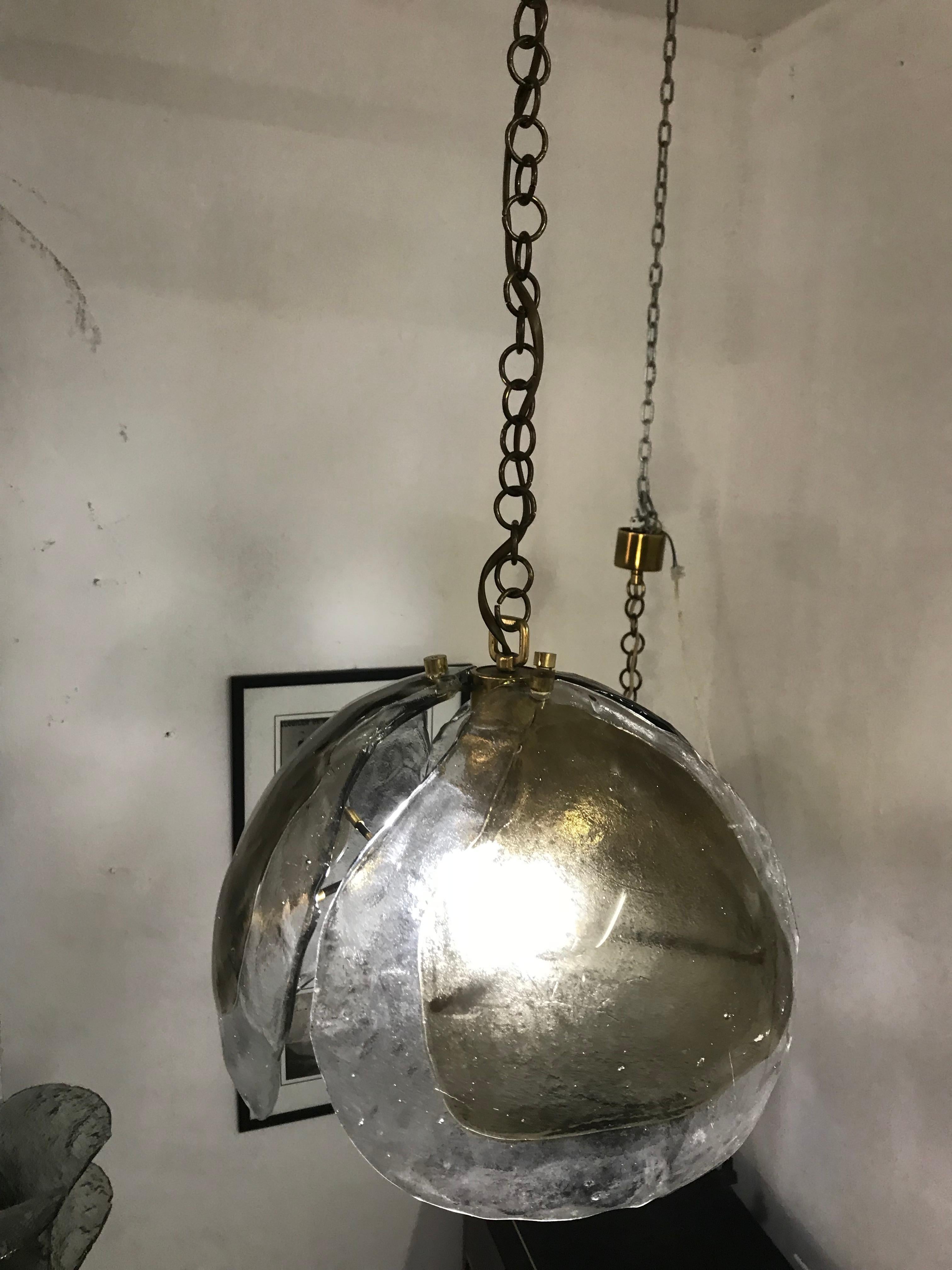 Lampada a sospensione moderna di metà secolo di Kaiser Leuchten, 1970 circa, composta da tre pesanti ´petali´ in vetro soffiato chiaro e marrone e ferramenta in ottone; questo modello è spesso attribuito a Carlo Nason ma non possiamo confermarlo in