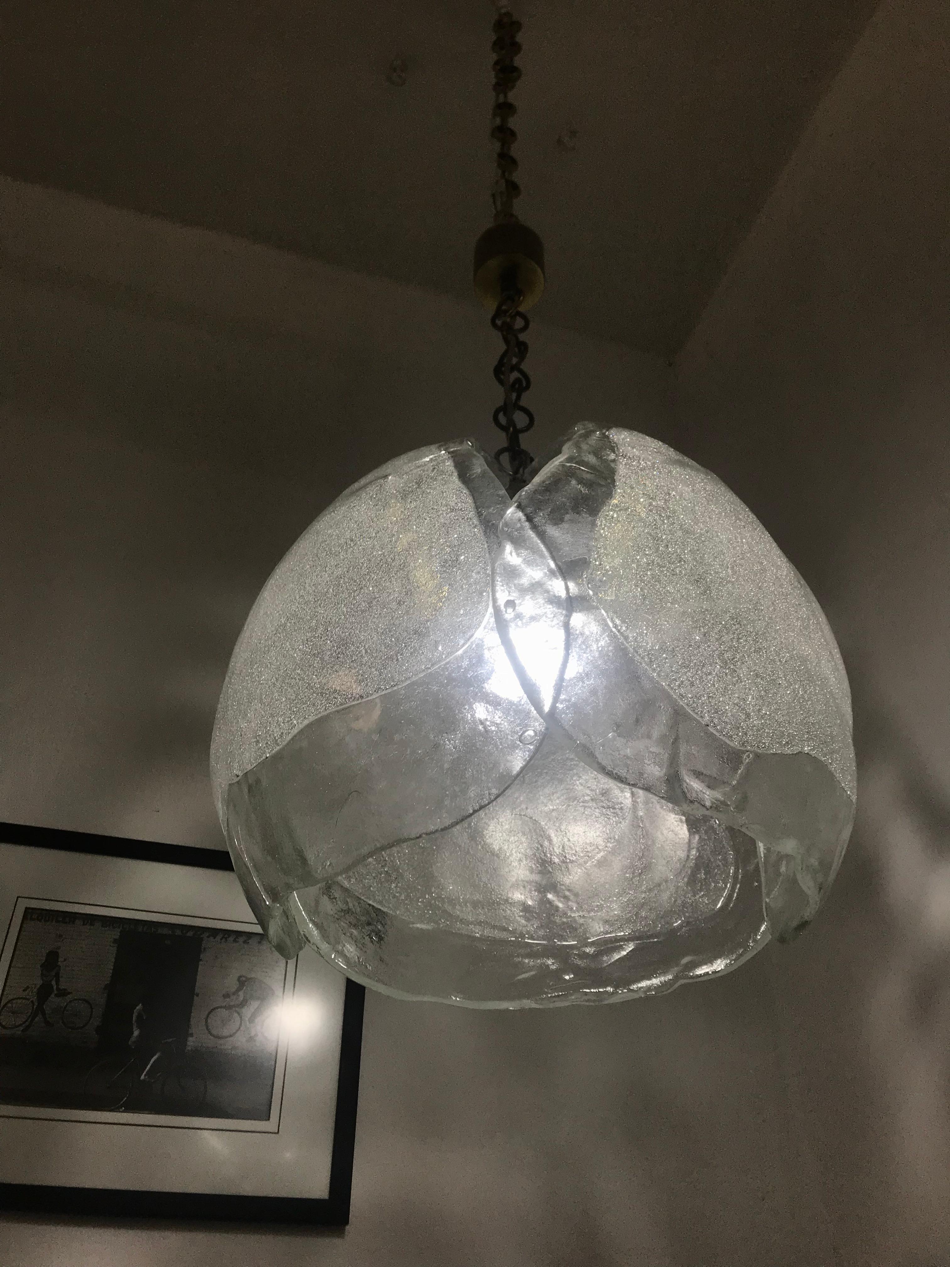 Lampada a sospensione moderna di metà secolo di Kaiser Leuchten, circa 1970.
Questo è il formato più grande e consiste in tre 