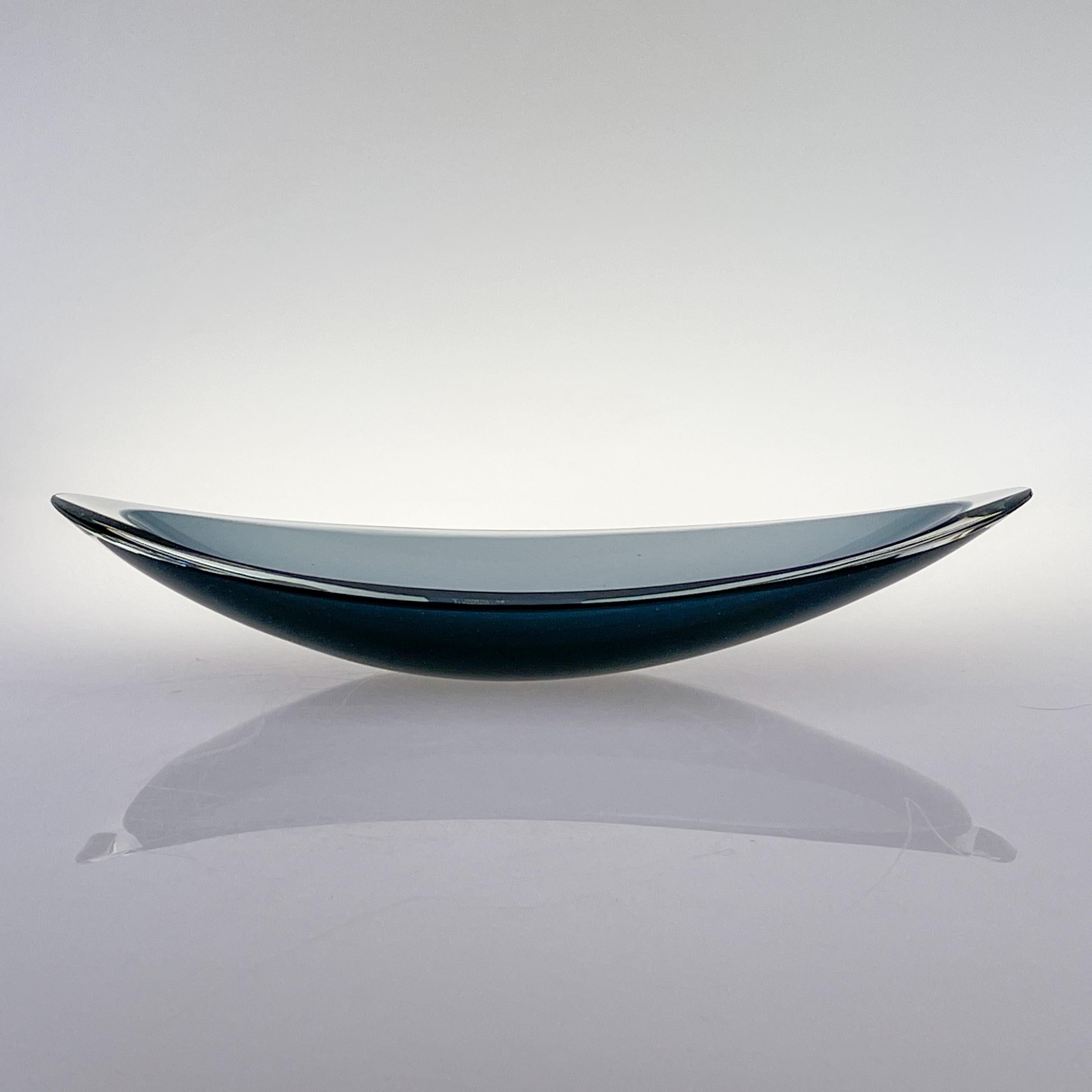 Kaj Franck, Ein blaues und klares Kunstglasobjekt 