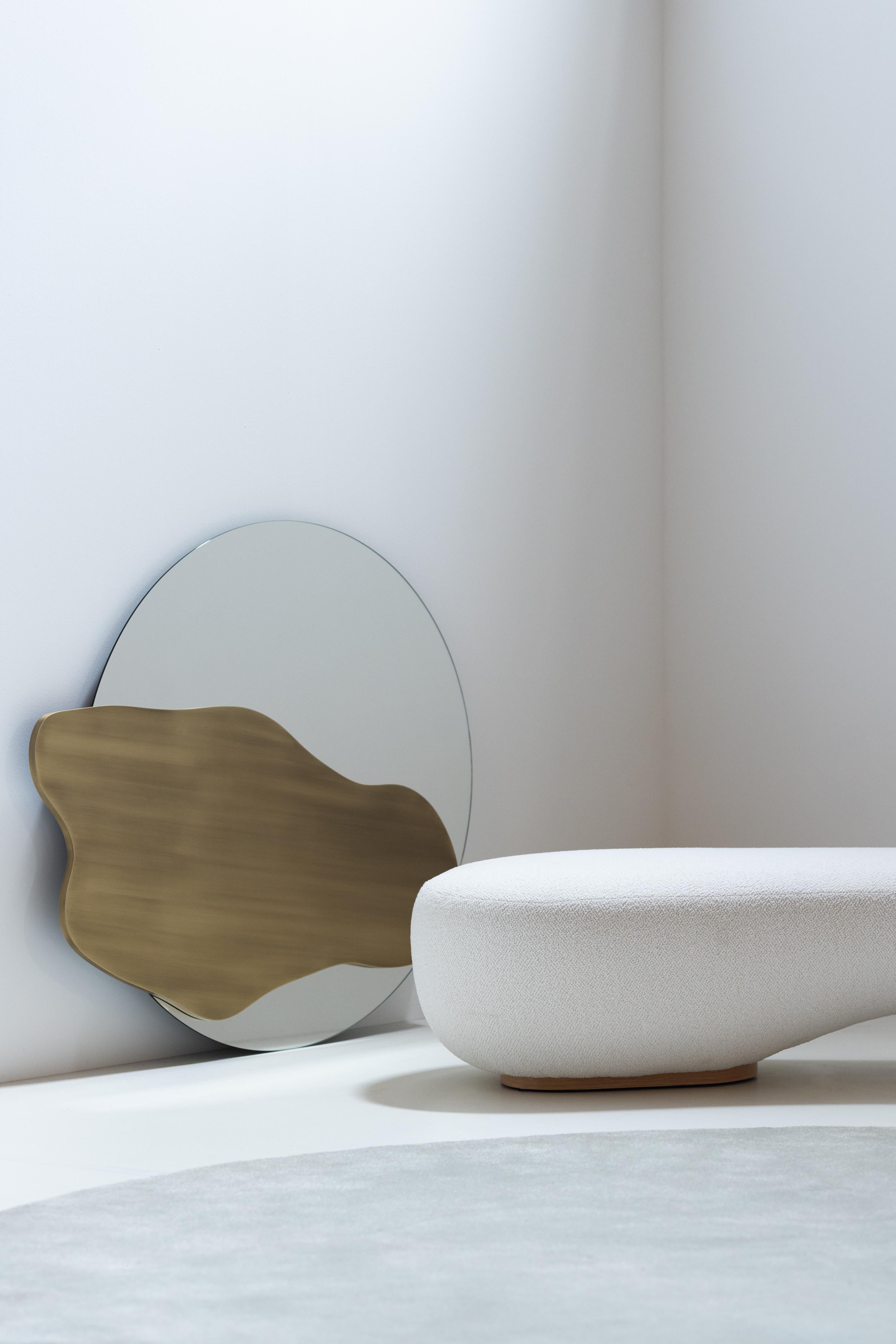 Mid-Century Modern Miroir mural Kea moderne du milieu du siècle, miroir, noir, laiton, fait à la main par Greenapple en vente