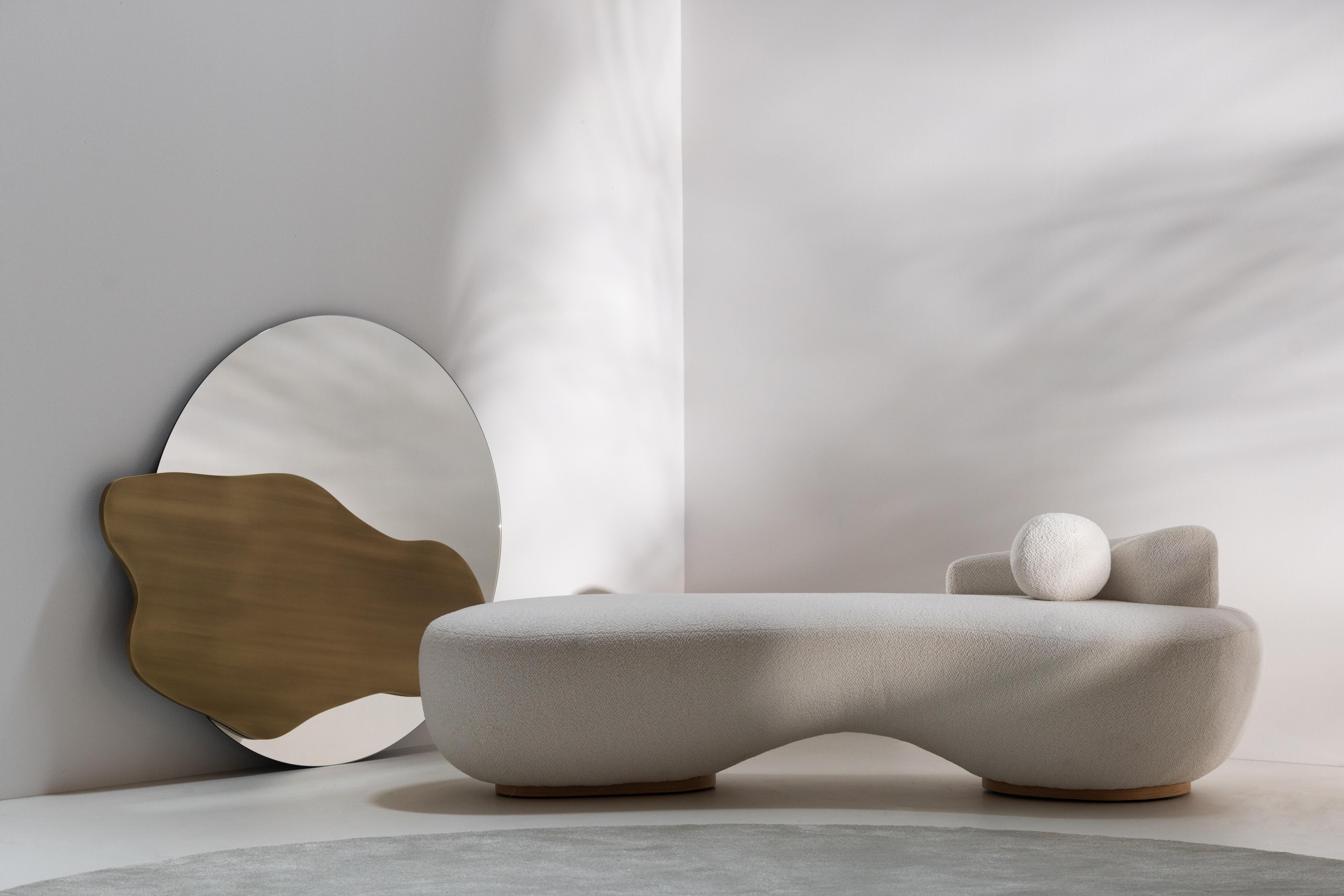 Portugais Miroir mural Kea moderne du milieu du siècle, miroir, noir, laiton, fait à la main par Greenapple en vente