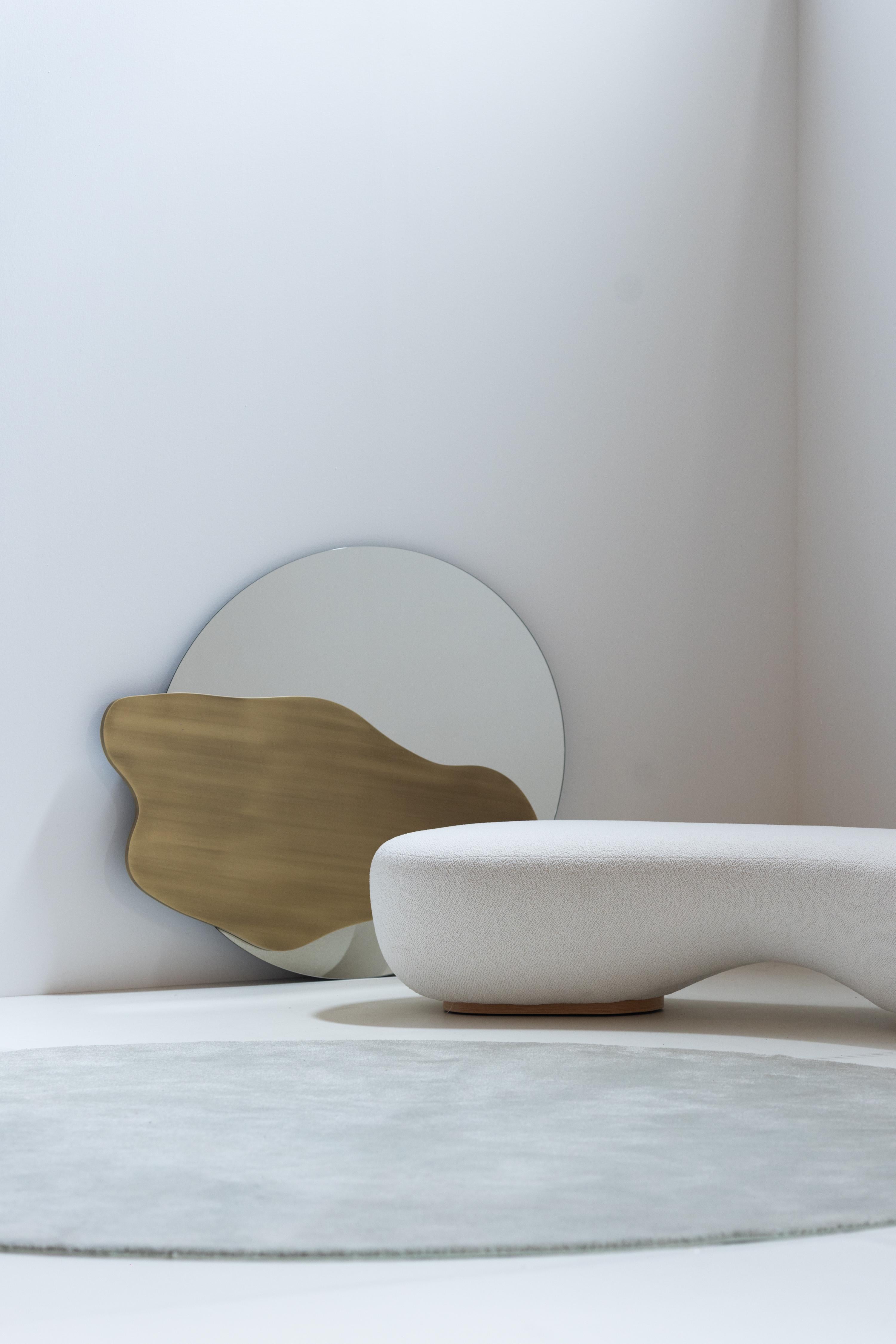 Brossé Miroir mural Kea moderne du milieu du siècle, miroir, noir, laiton, fait à la main par Greenapple en vente