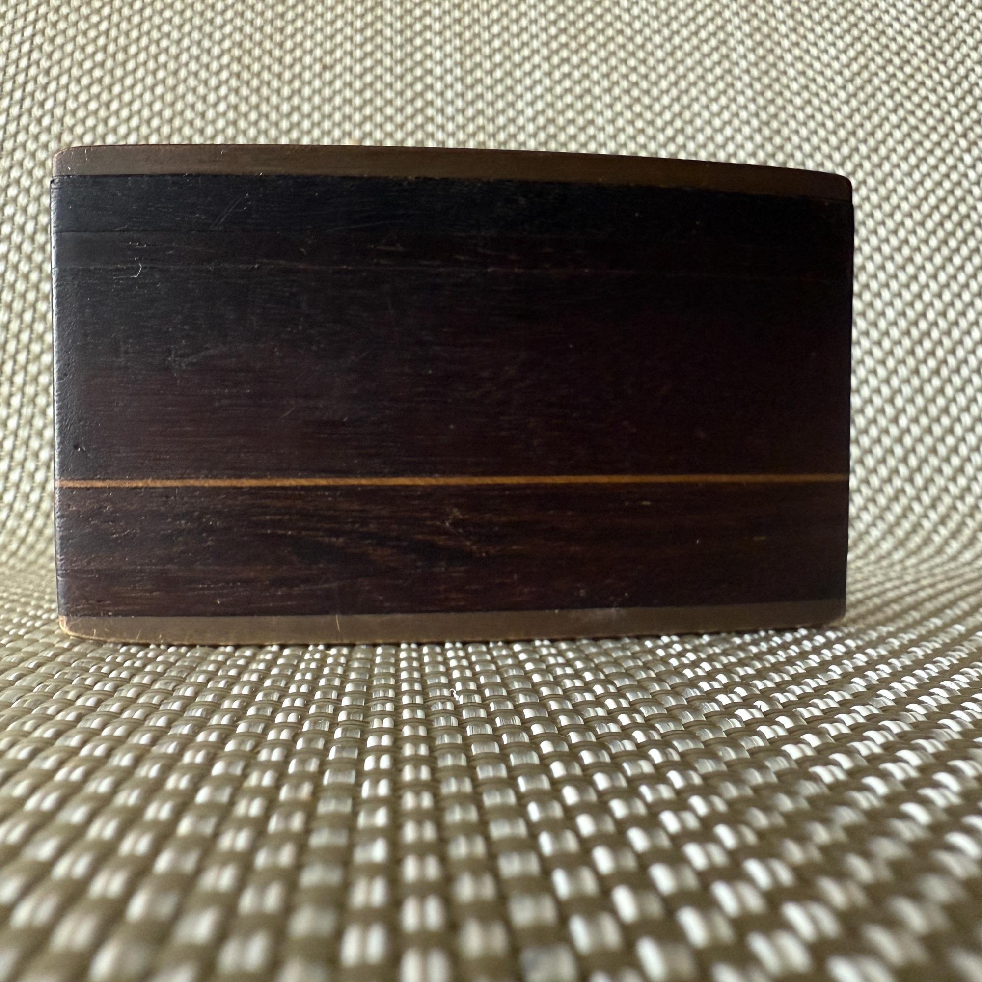 Pour votre considération, une ceinture à boucle vintage mid-century modern de Kenneth Reid avec des bois foncés. Laiton massif.

Dimensions : 3