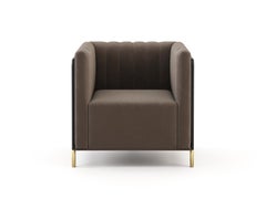 Poltrona Kensington moderna di metà secolo realizzata con ferro, tessuto e dettagli in ottone