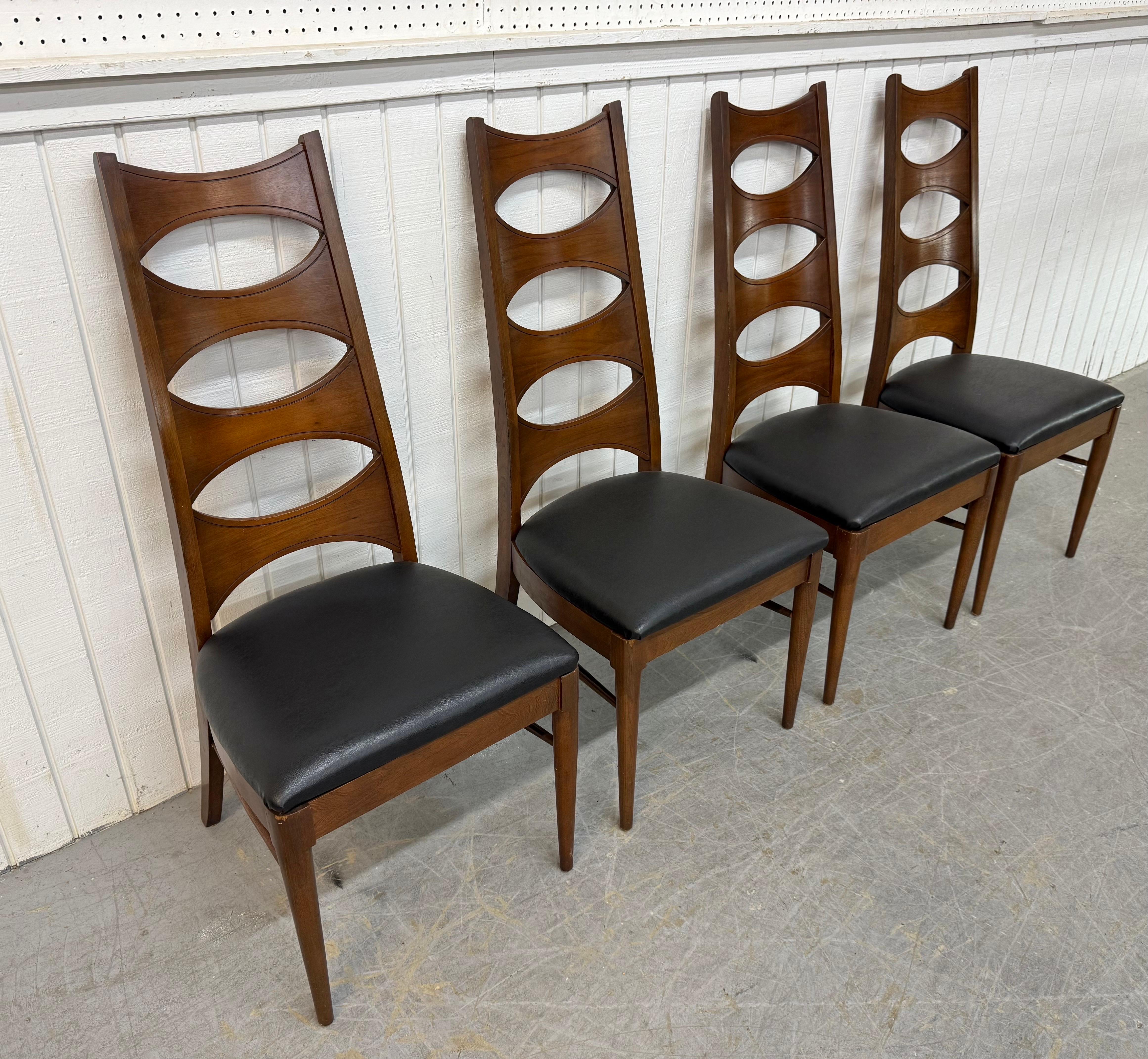 Diese Auflistung ist für eine Reihe von vier Mid-Century Modern Kent Coffey Perspecta Walnuss Catseye Esszimmerstühle. Mit hoher Rückenlehne im Catseye-Design, vier Beistellstühlen, modernen Beinen, originalem Walnuss-Finish und neuen, mit schwarzem