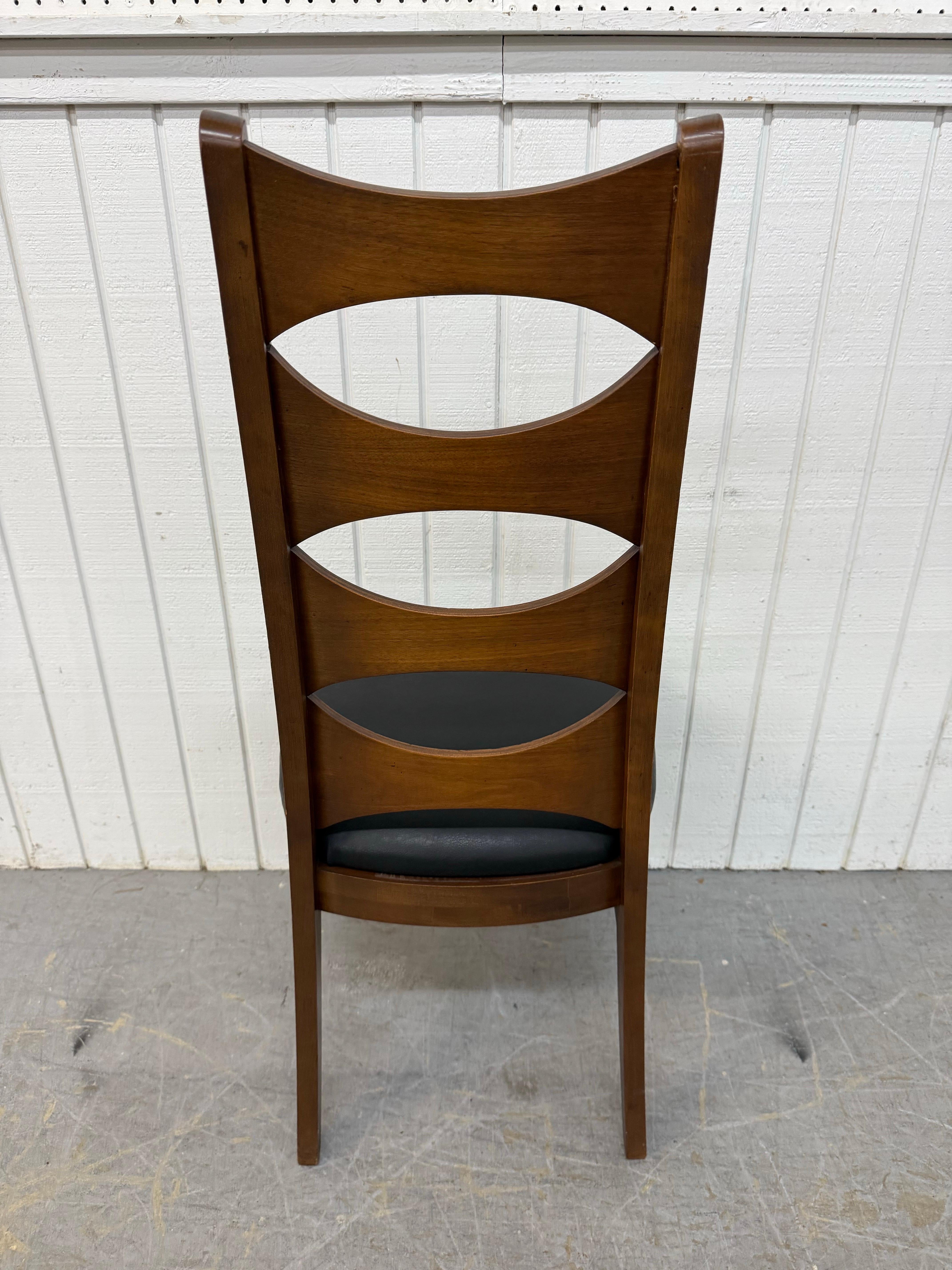Mid-Century Modern Kent Coffey Catseye Walnuss Esszimmerstühle - Satz von 4 (Mitte des 20. Jahrhunderts) im Angebot