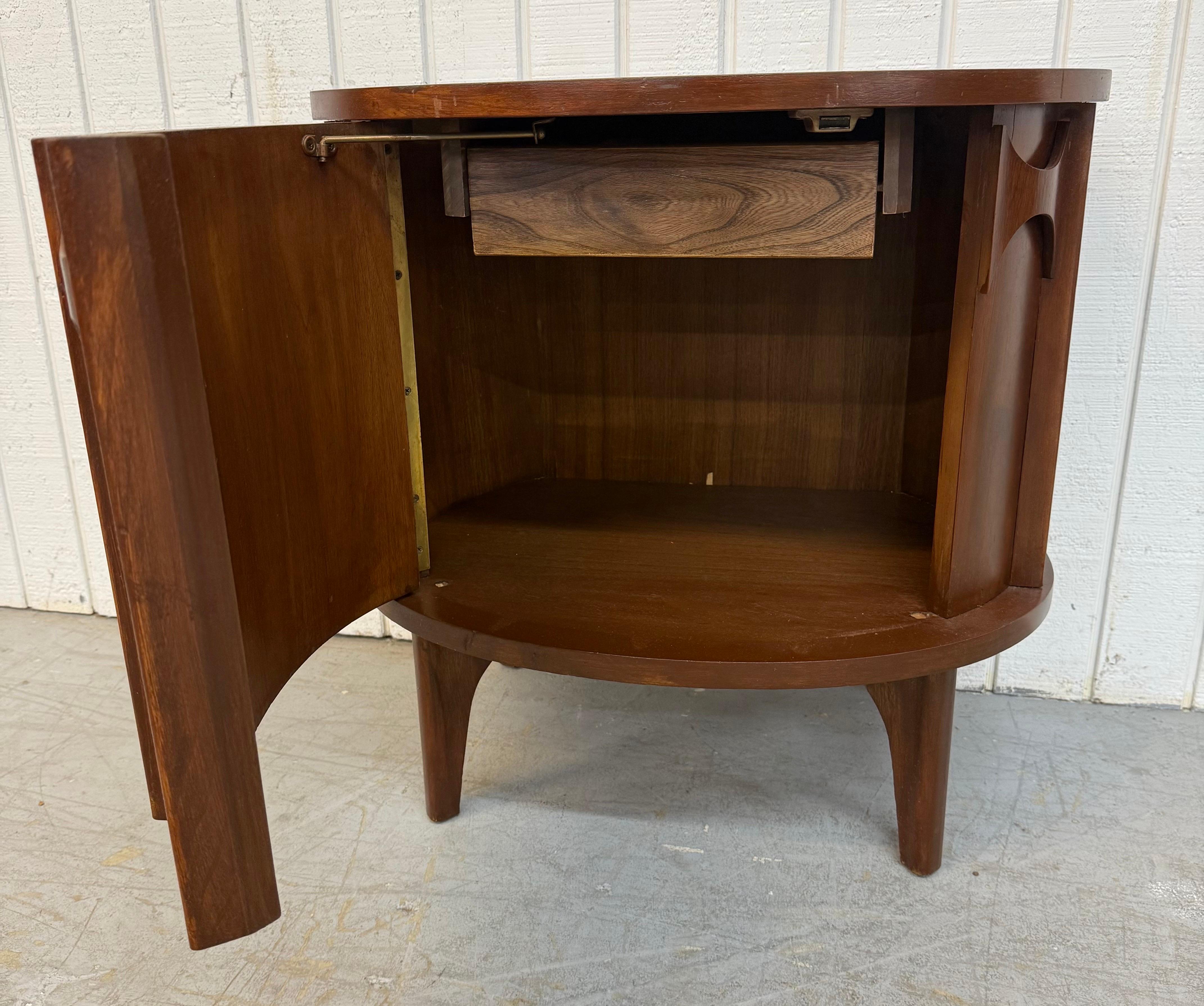 Mesillas de noche Kent Coffey Perspecta Demi-Lune de nogal - Juego de 2 en venta 3