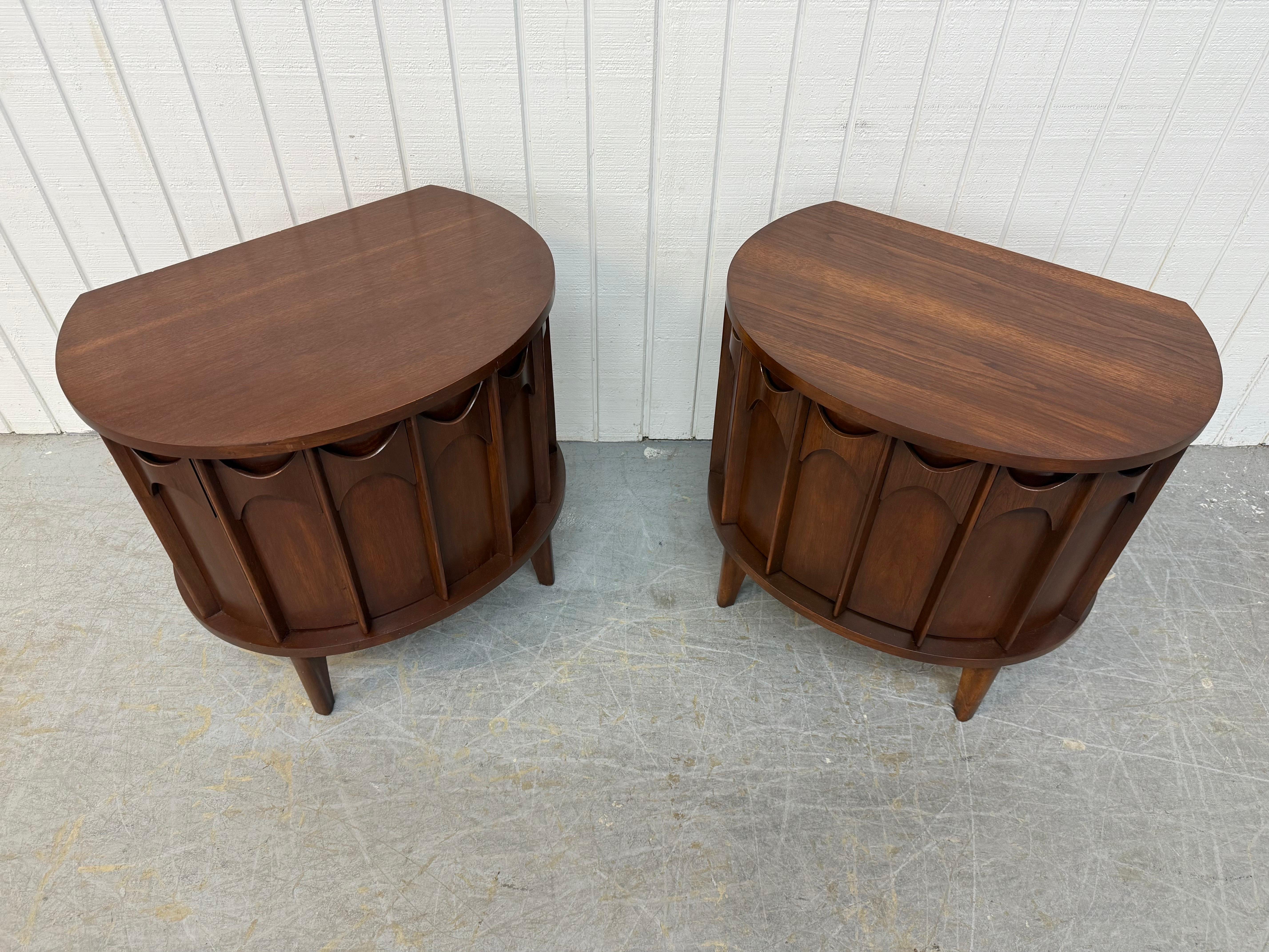 Este anuncio es para un par de mesillas de noche Kent Coffey Perspecta Demi-Lune de nogal modernas de mediados de siglo. Con un diseño frontal redondeado, una sola puerta que se abre al espacio de almacenamiento, un cajón diminuto, patas modernas y