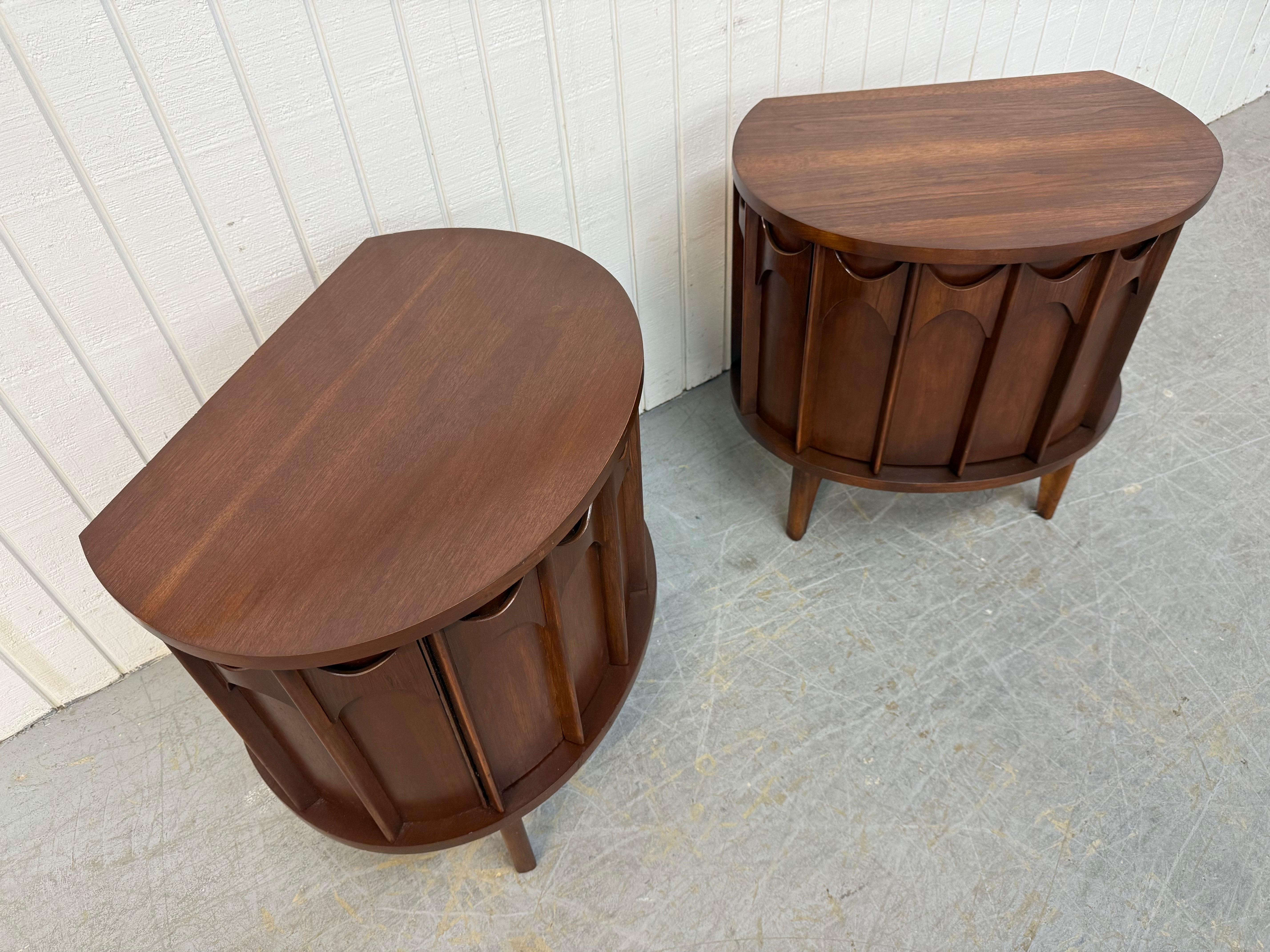 Mesillas de noche Kent Coffey Perspecta Demi-Lune de nogal - Juego de 2 Moderno de mediados de siglo en venta