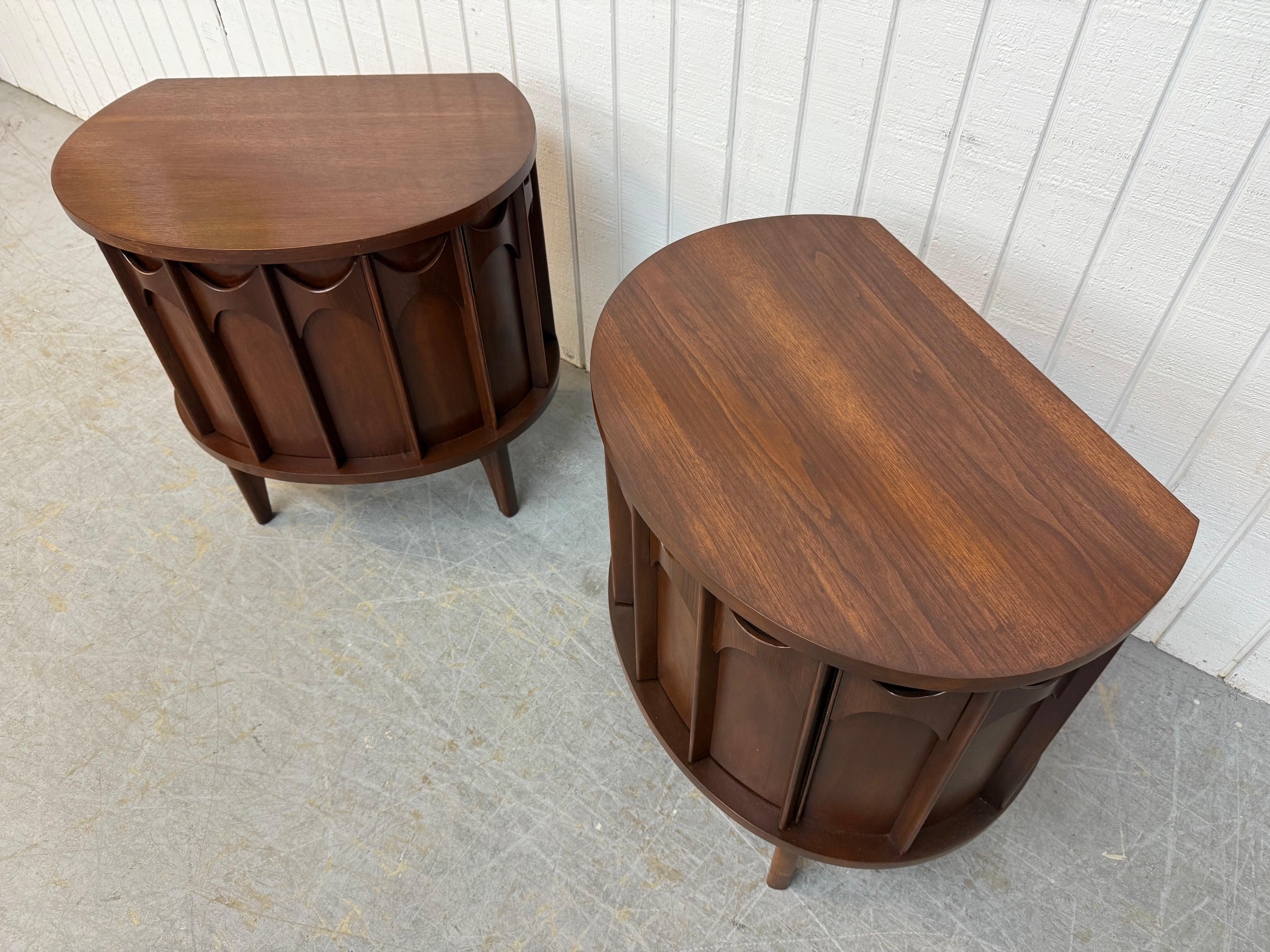 Mesillas de noche Kent Coffey Perspecta Demi-Lune de nogal - Juego de 2 Estadounidense en venta