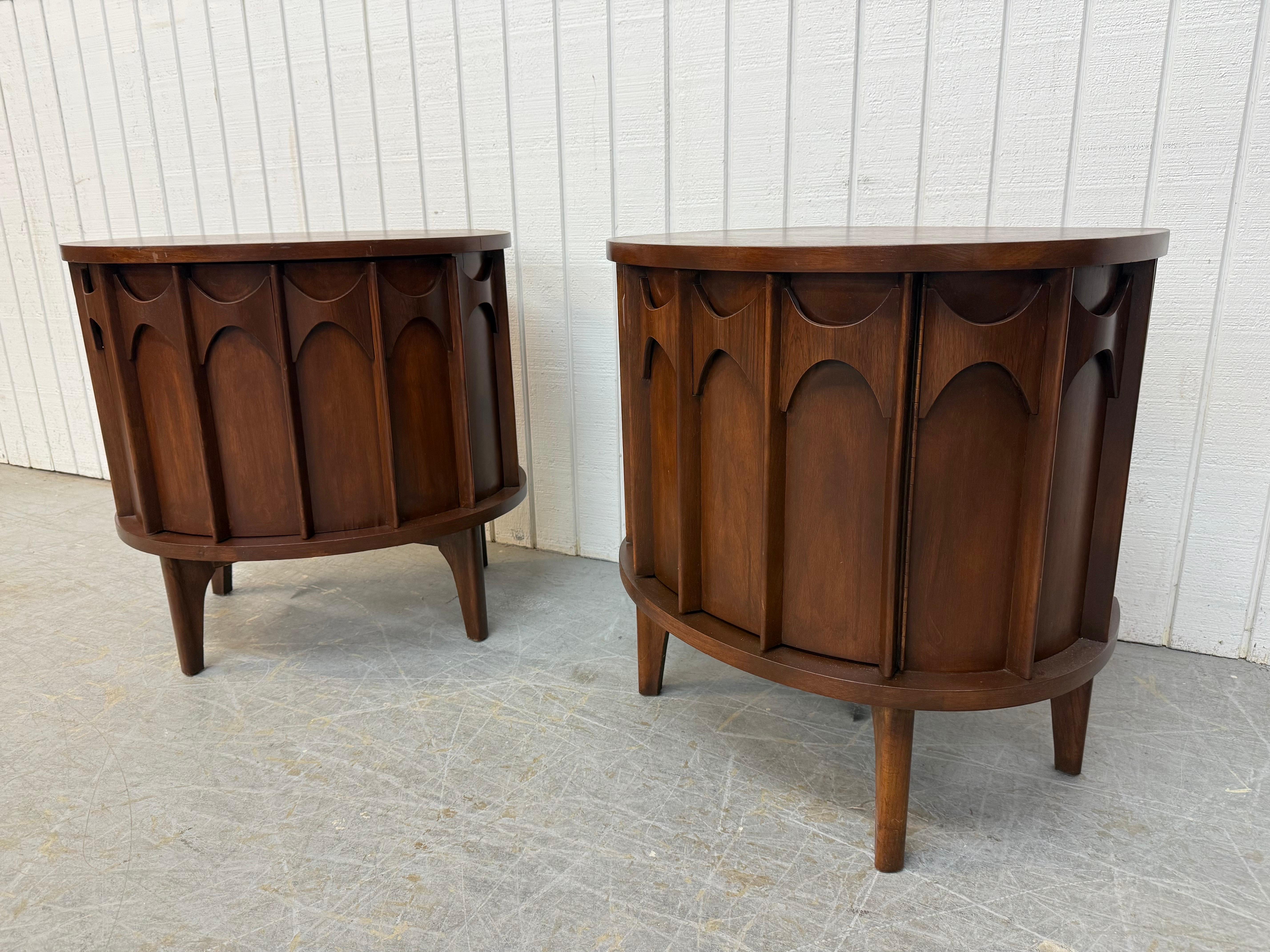 Mesillas de noche Kent Coffey Perspecta Demi-Lune de nogal - Juego de 2 mediados del siglo XX en venta