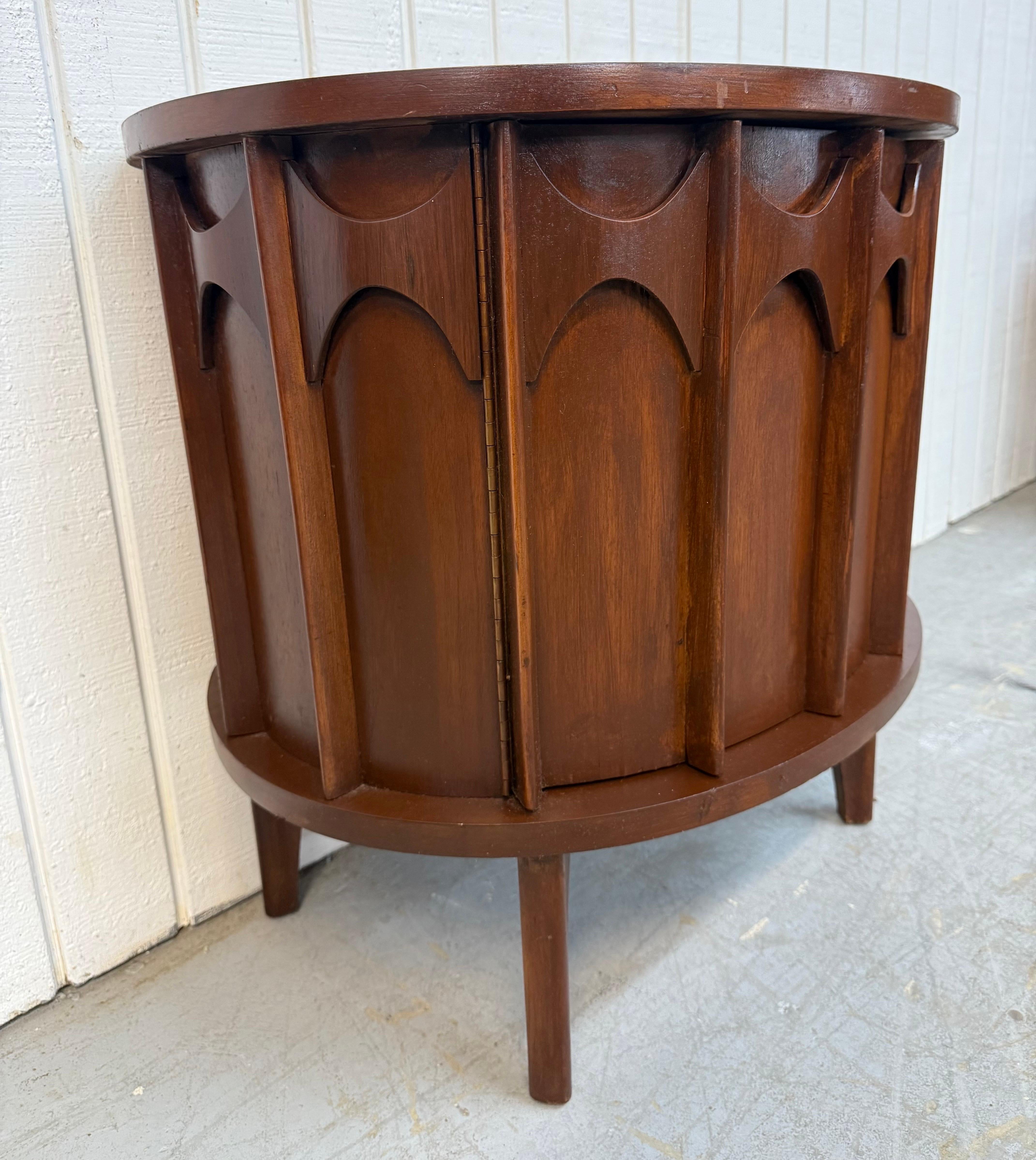 Mesillas de noche Kent Coffey Perspecta Demi-Lune de nogal - Juego de 2 en venta 1