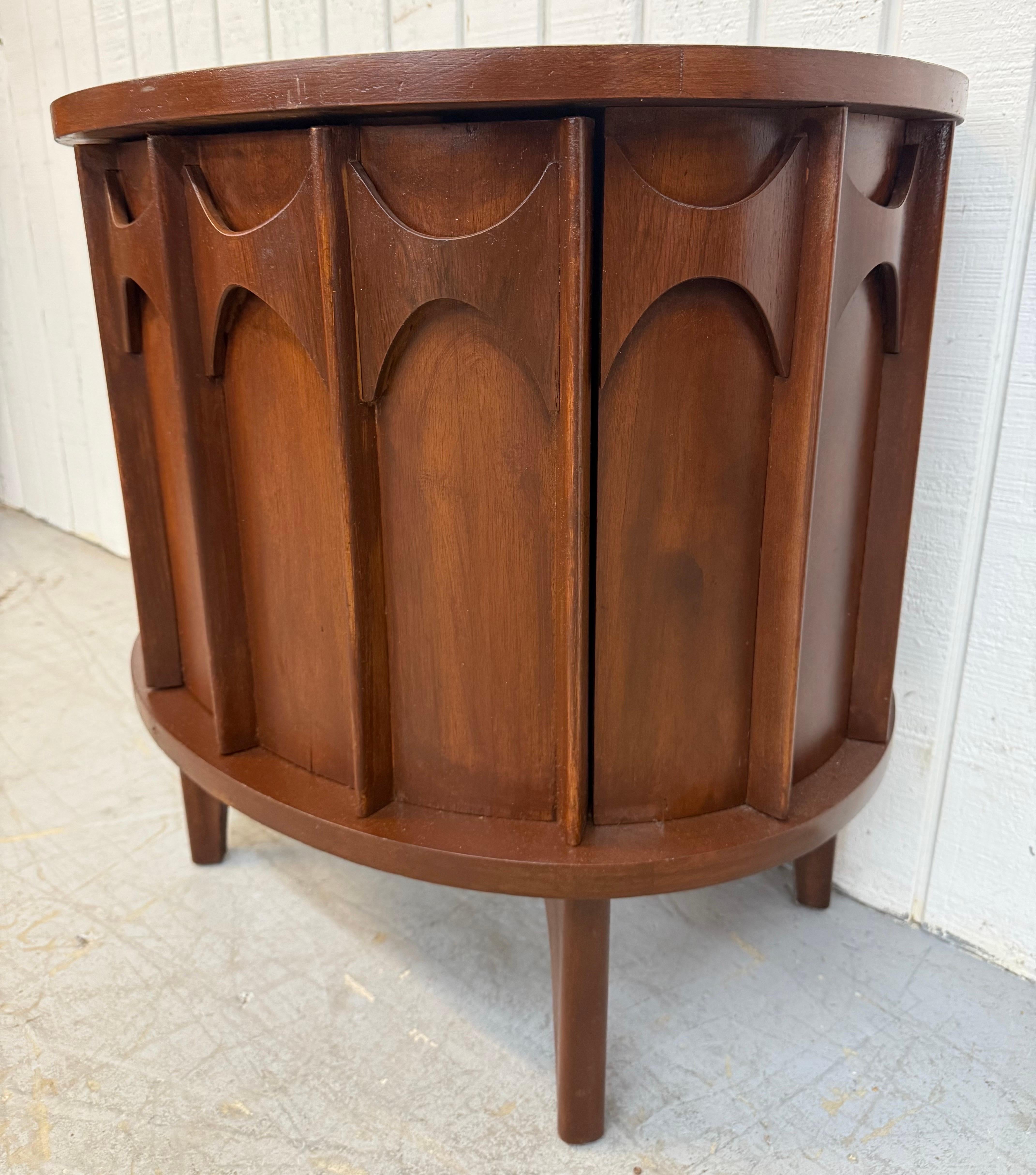 Mesillas de noche Kent Coffey Perspecta Demi-Lune de nogal - Juego de 2 en venta 2