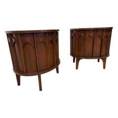 Mid-Century Modern Kent Coffey Perspecta Demi-Lune Nussbaum Nachttische - Satz von 2