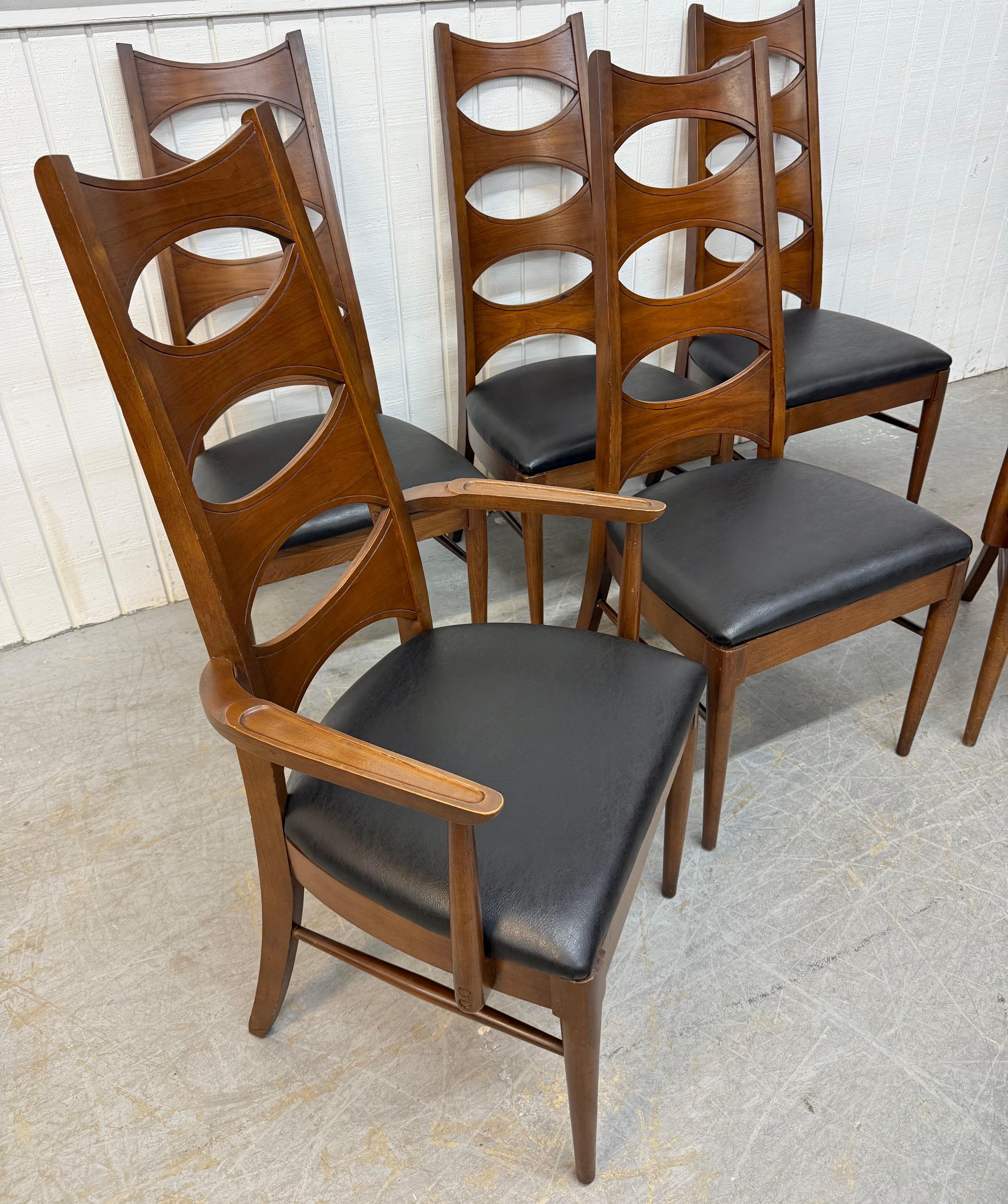 Cette annonce concerne un ensemble de six chaises de salle à manger Kent Coffey Perspecta en noyer Catseye, de style moderne du milieu du siècle. Comprend un design catseye à haut dossier, deux fauteuils, quatre chaises d'appoint, des pieds