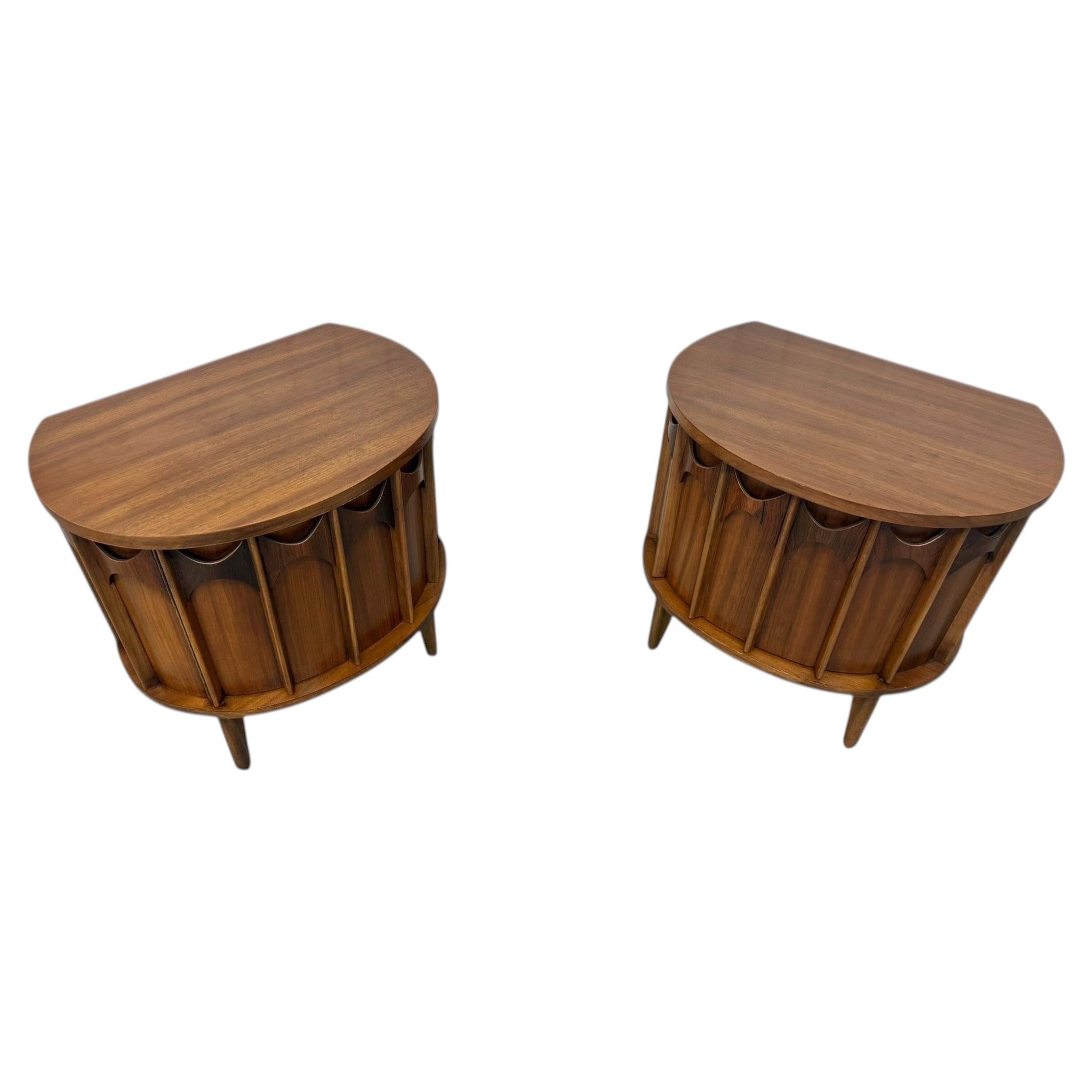 Mesitas de noche «Perspecta» de Kent Coffey, estilo Mid-Century Modern, en nogal — Juego de 2 en venta