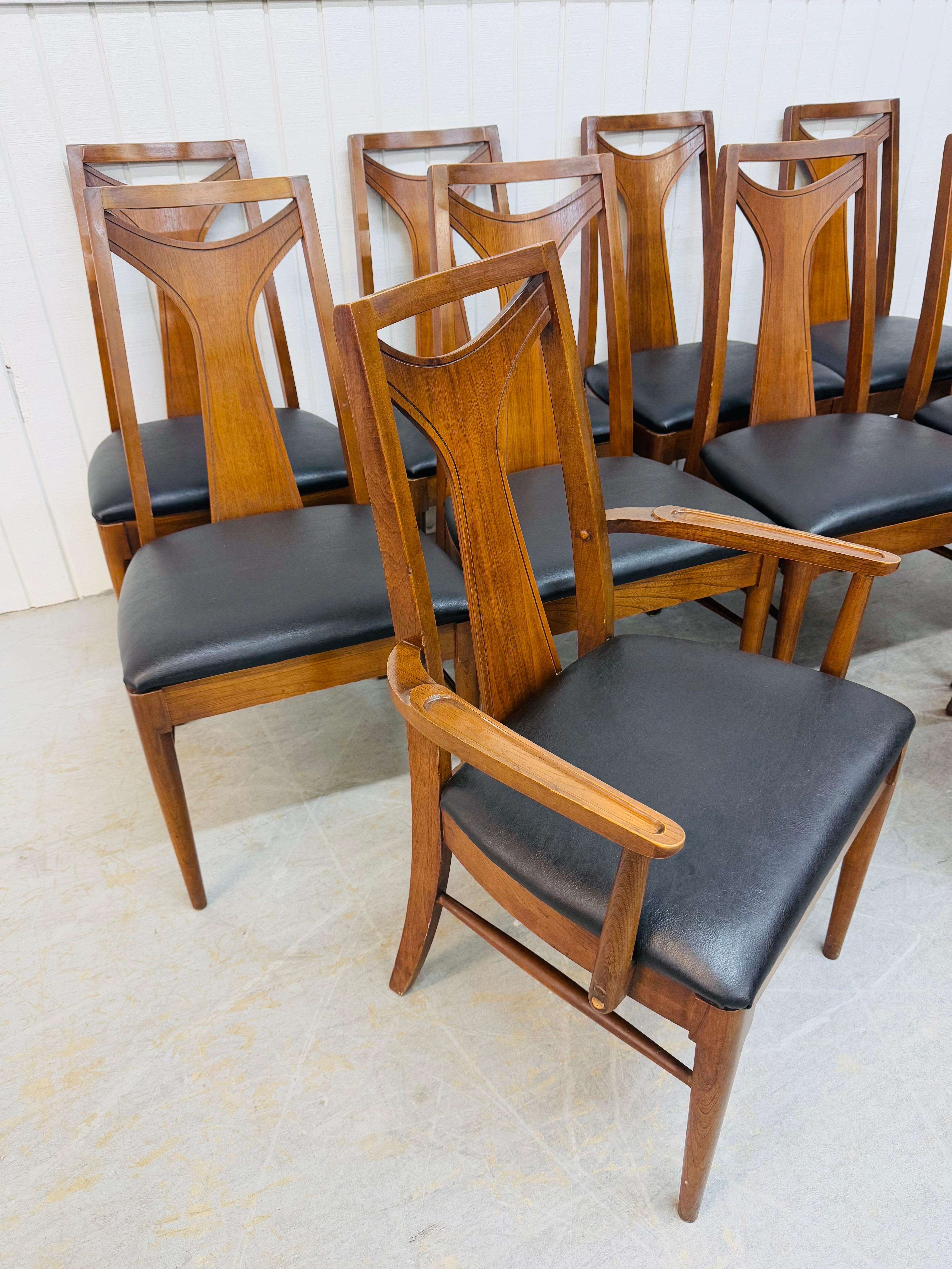 Questo annuncio si riferisce a un set di dieci sedie da pranzo in noce Kent Coffey Perspecta, di epoca moderna. Caratterizzato da un design con schienale a 