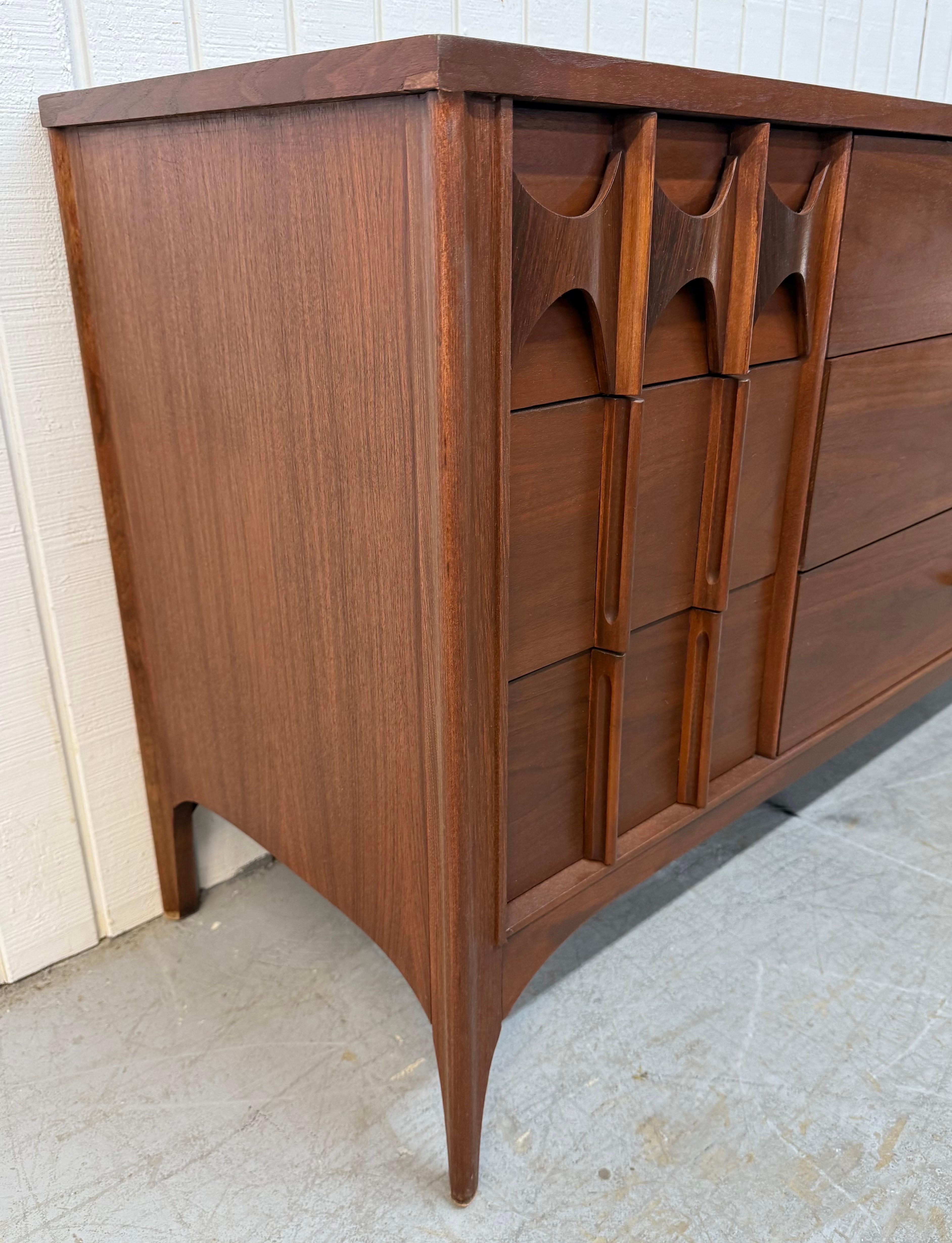 Diese Auflistung ist für eine Mid-Century Modern Kent Coffey Perspecta Walnuss Kommode. Mit einem geradlinigen Design, neun Schubladen zur Aufbewahrung, geschnitzten Palisandergriffen an den äußeren Schubladen, Originalbeschlägen an den mittleren