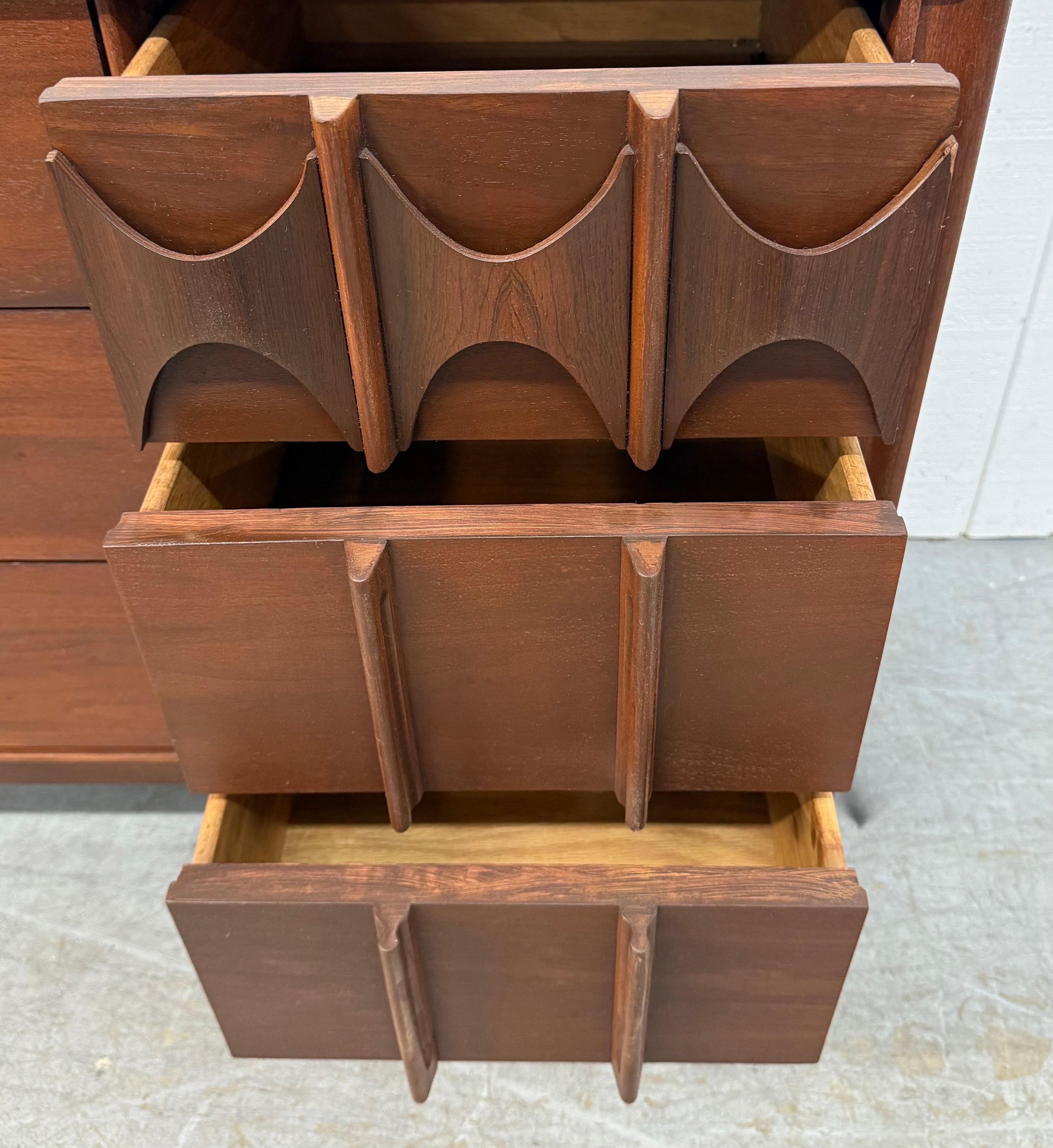 Kent Coffey Perspecta Kommode aus Nussbaumholz, Moderne der Mitte des Jahrhunderts im Angebot 1