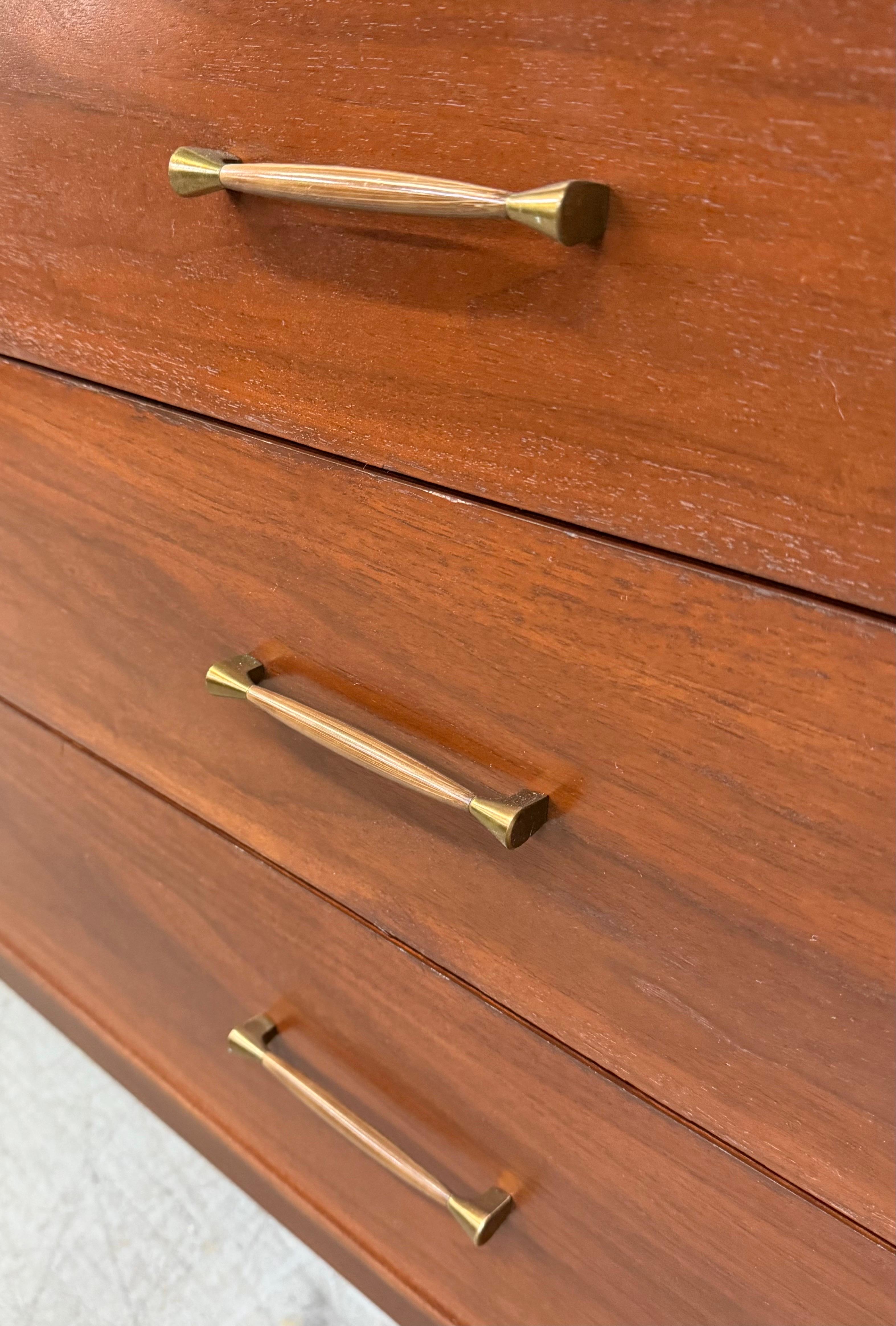 Kent Coffey Perspecta Kommode aus Nussbaumholz, Moderne der Mitte des Jahrhunderts im Angebot 2