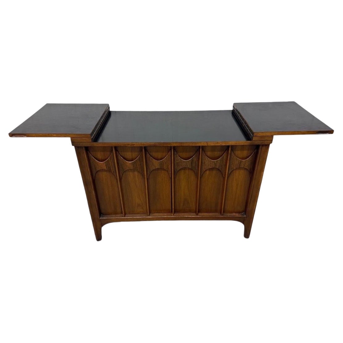 Mid-Century Modern Kent Coffey Perspecta Nussbaum Flip-Top Server im Angebot