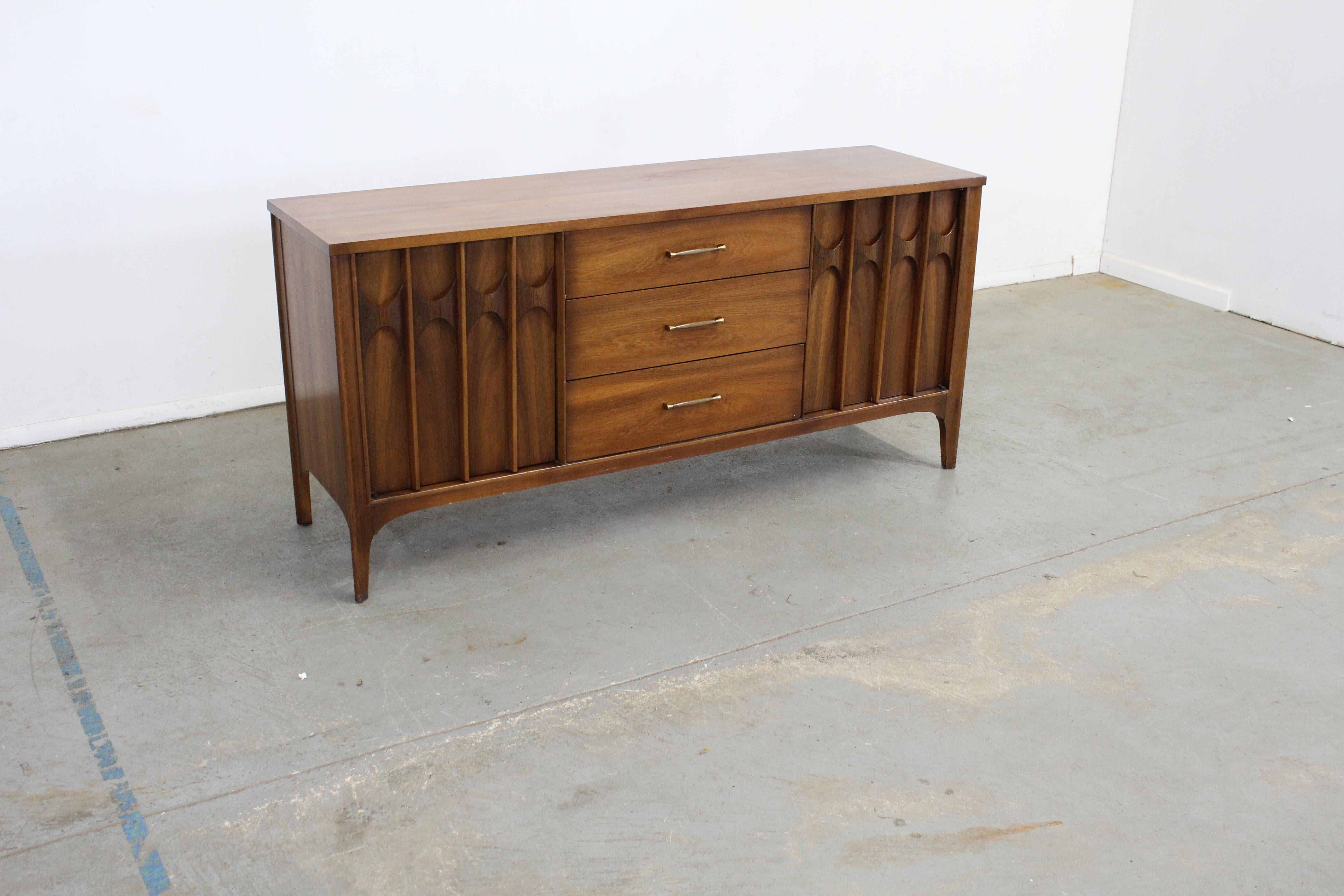 Mid-Century Danish Modern Kent Coffey Perspecta walnut/rosewood credenza #124

Offered is a piece of time and design: a Mid-Century Danish Modern Kent Coffey Perspecta Walnut/Rosewood Credenza. The piece has a nice shape and modern lines. It is