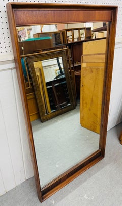 Miroir mural en noyer Perspecta de The Moderns Modernity Kent Coffey