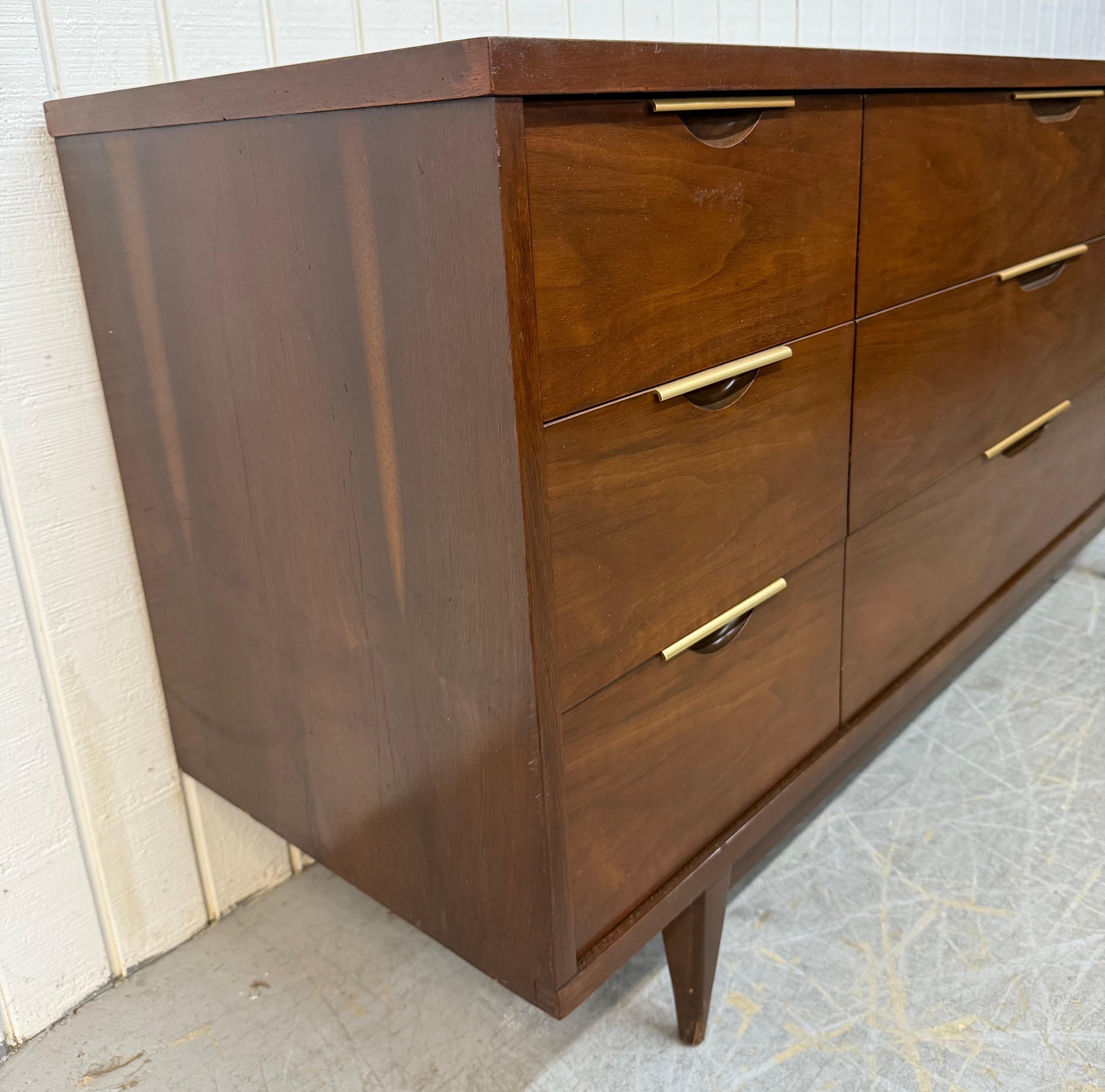 Vestiaire à 9 tiroirs en noyer, moderne du milieu du siècle, Kent Coffey Tableau Bon état - En vente à Clarksboro, NJ