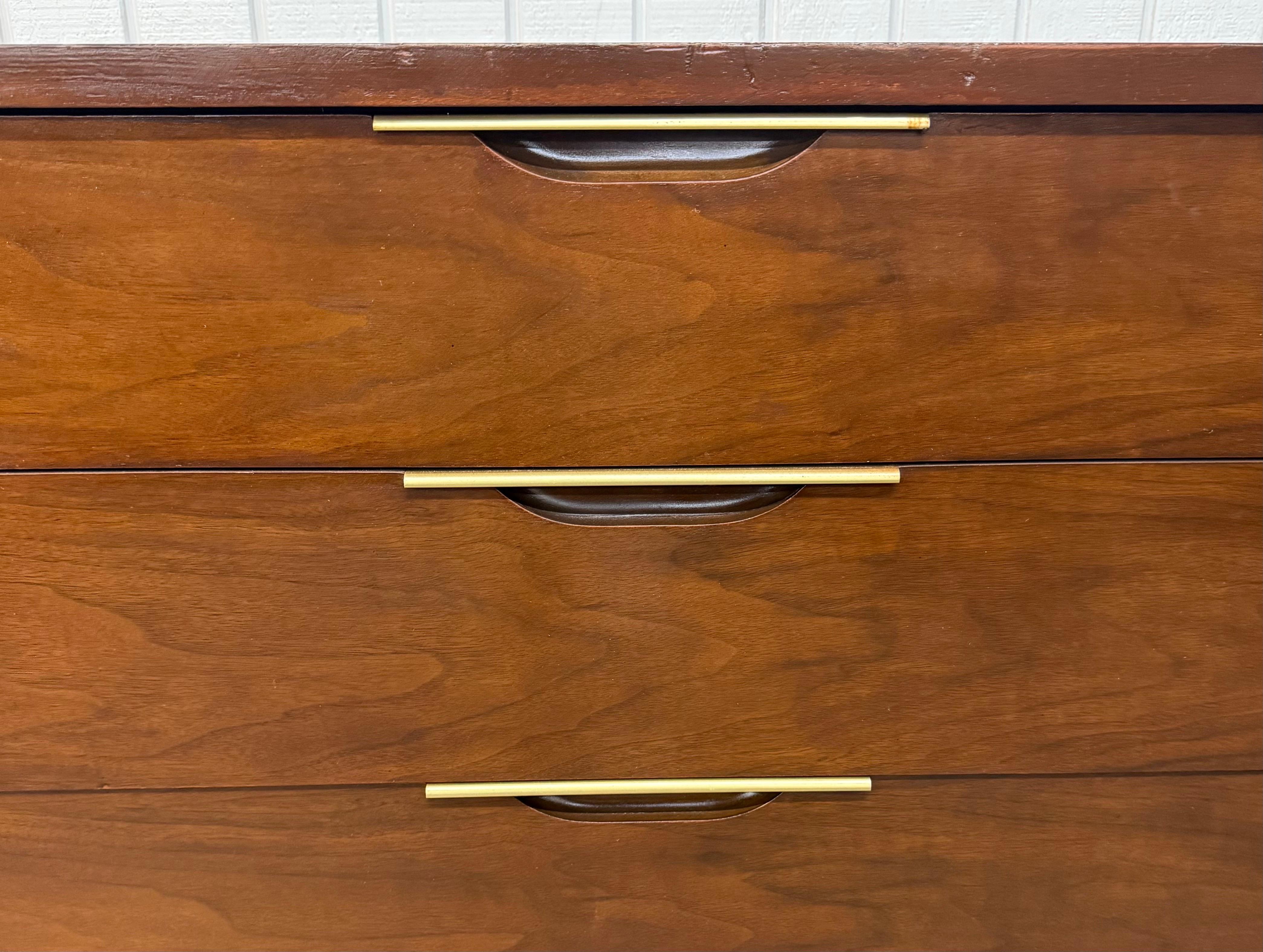 Vestiaire à 9 tiroirs en noyer, moderne du milieu du siècle, Kent Coffey Tableau en vente 1