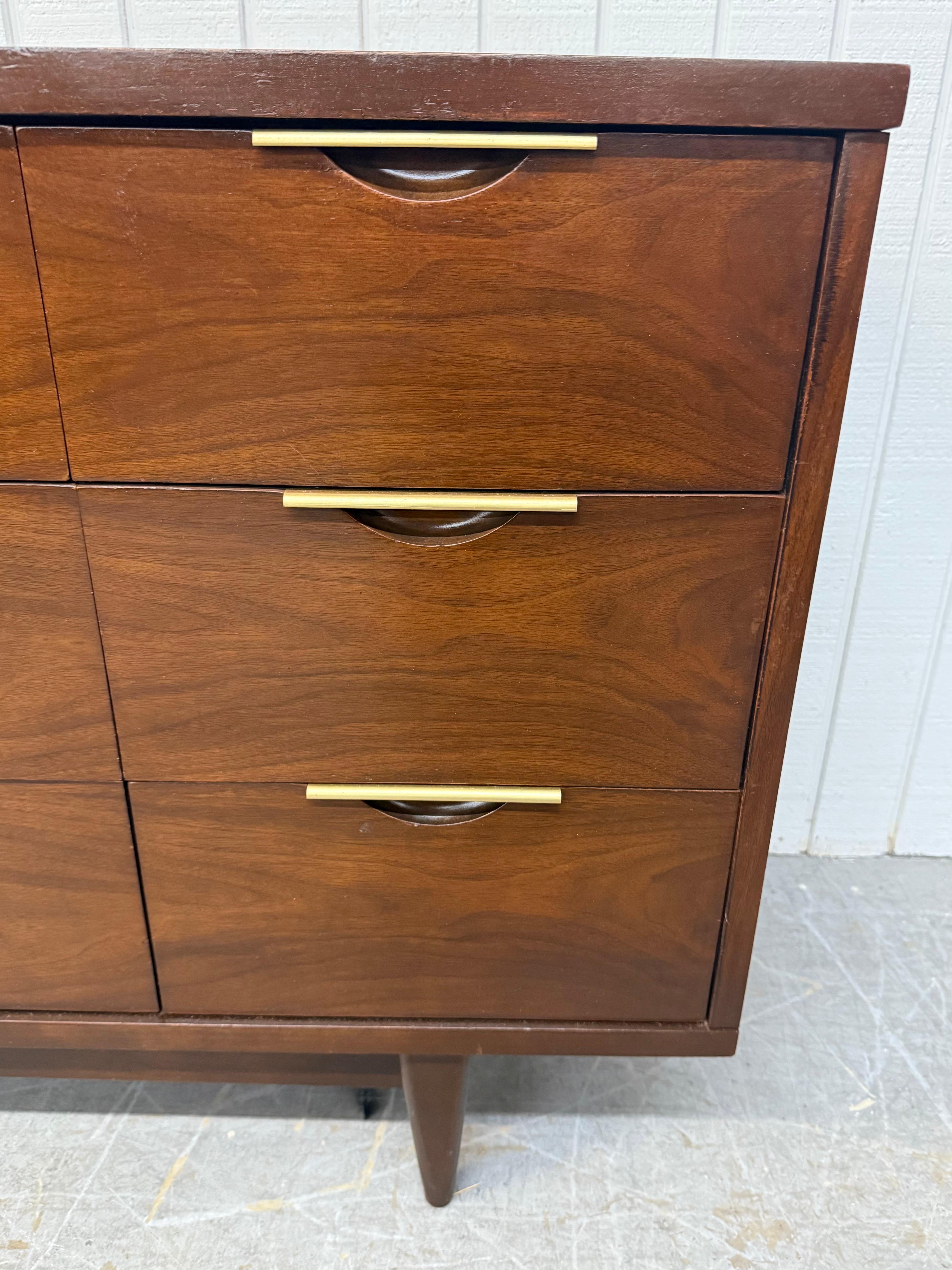 Vestiaire à 9 tiroirs en noyer, moderne du milieu du siècle, Kent Coffey Tableau en vente 2