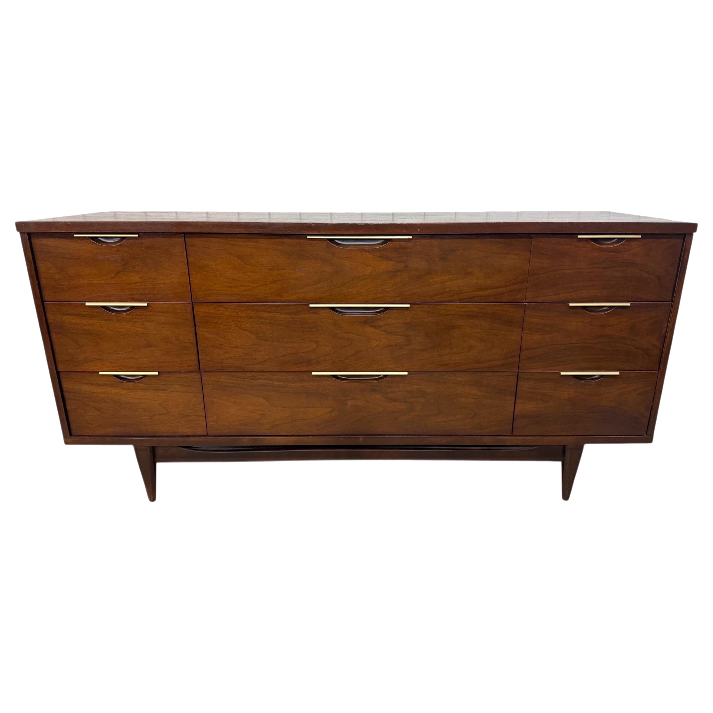 Vestiaire à 9 tiroirs en noyer, moderne du milieu du siècle, Kent Coffey Tableau en vente