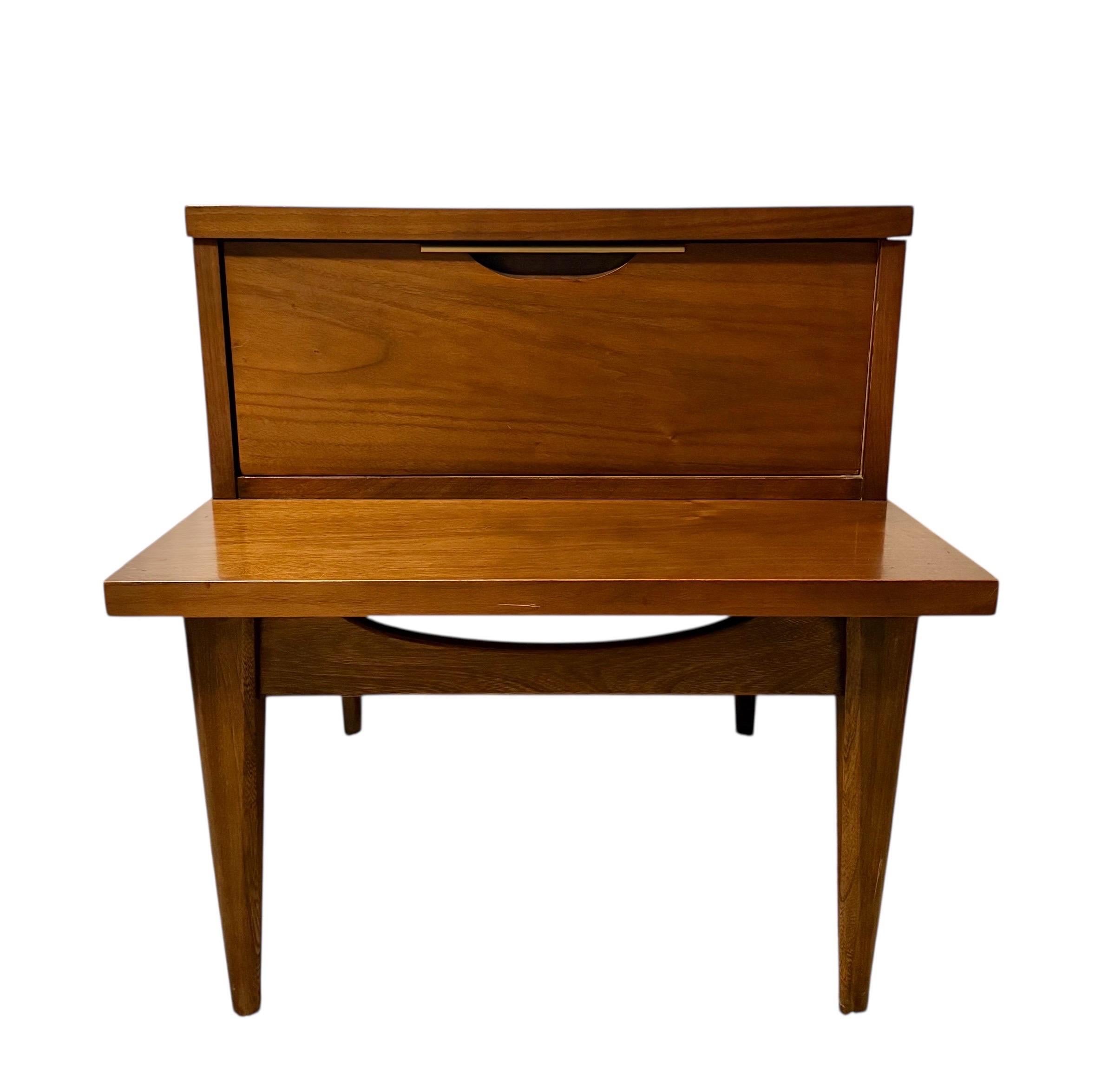 Mid-Century Modern Kent Coffey Tableau Walnut Nightstand In Good Condition For Sale In Clarksboro, NJ