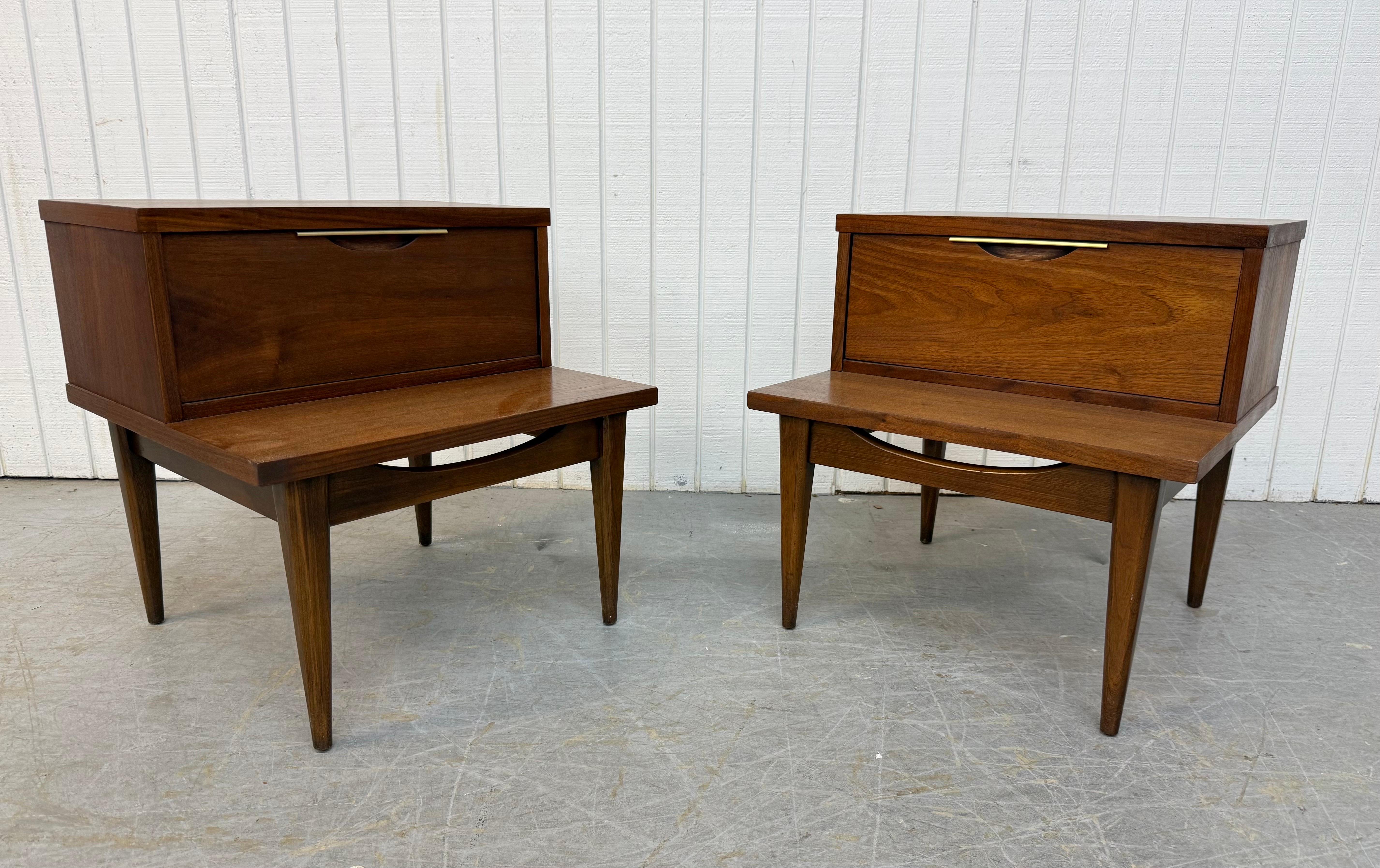 Américain Tables de nuit en noyer à tableau de Kent Modernity - Lot de 2 en vente