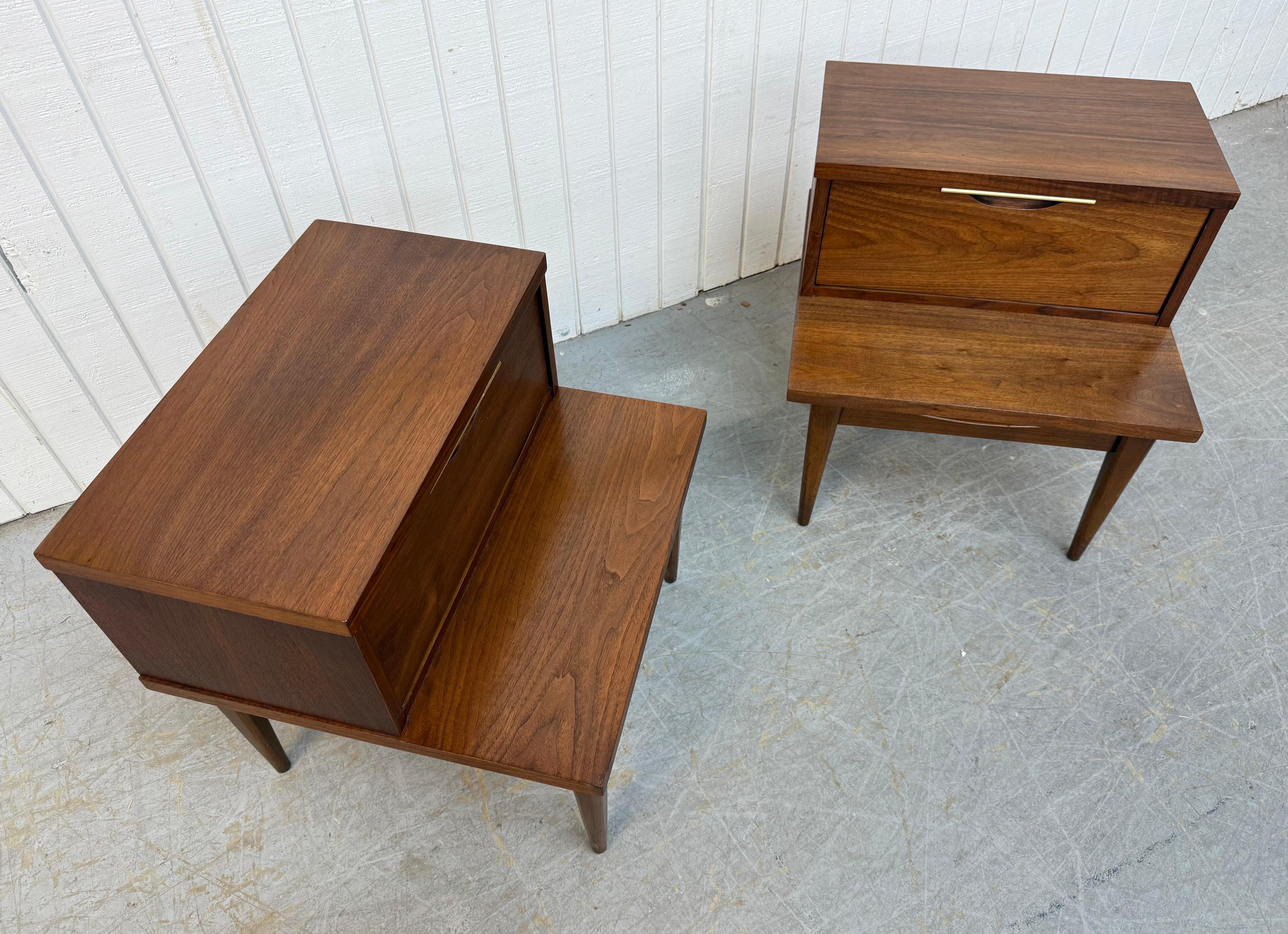 Tables de nuit en noyer à tableau de Kent Modernity - Lot de 2 Bon état - En vente à Clarksboro, NJ