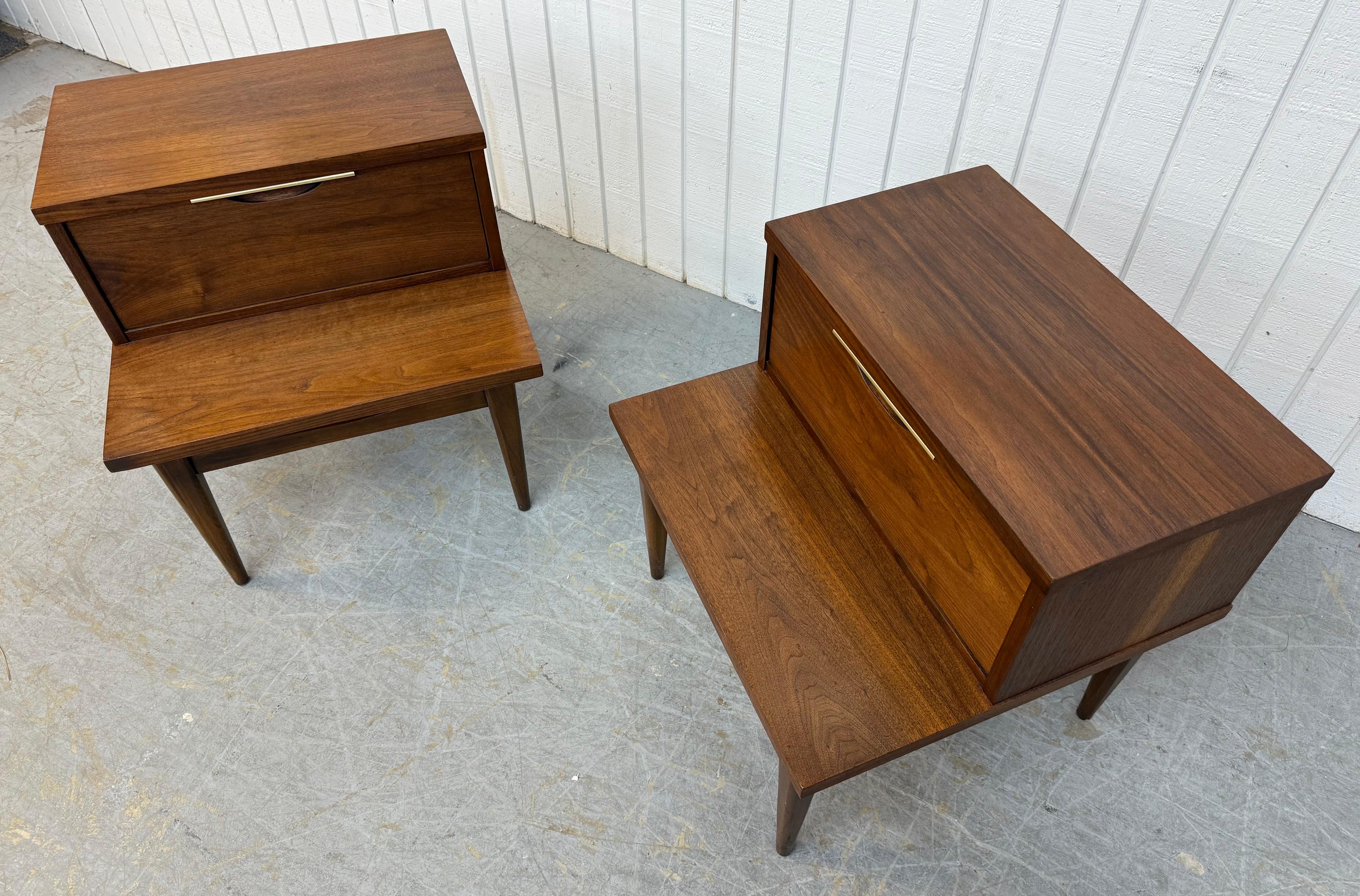 Milieu du XXe siècle Tables de nuit en noyer à tableau de Kent Modernity - Lot de 2 en vente