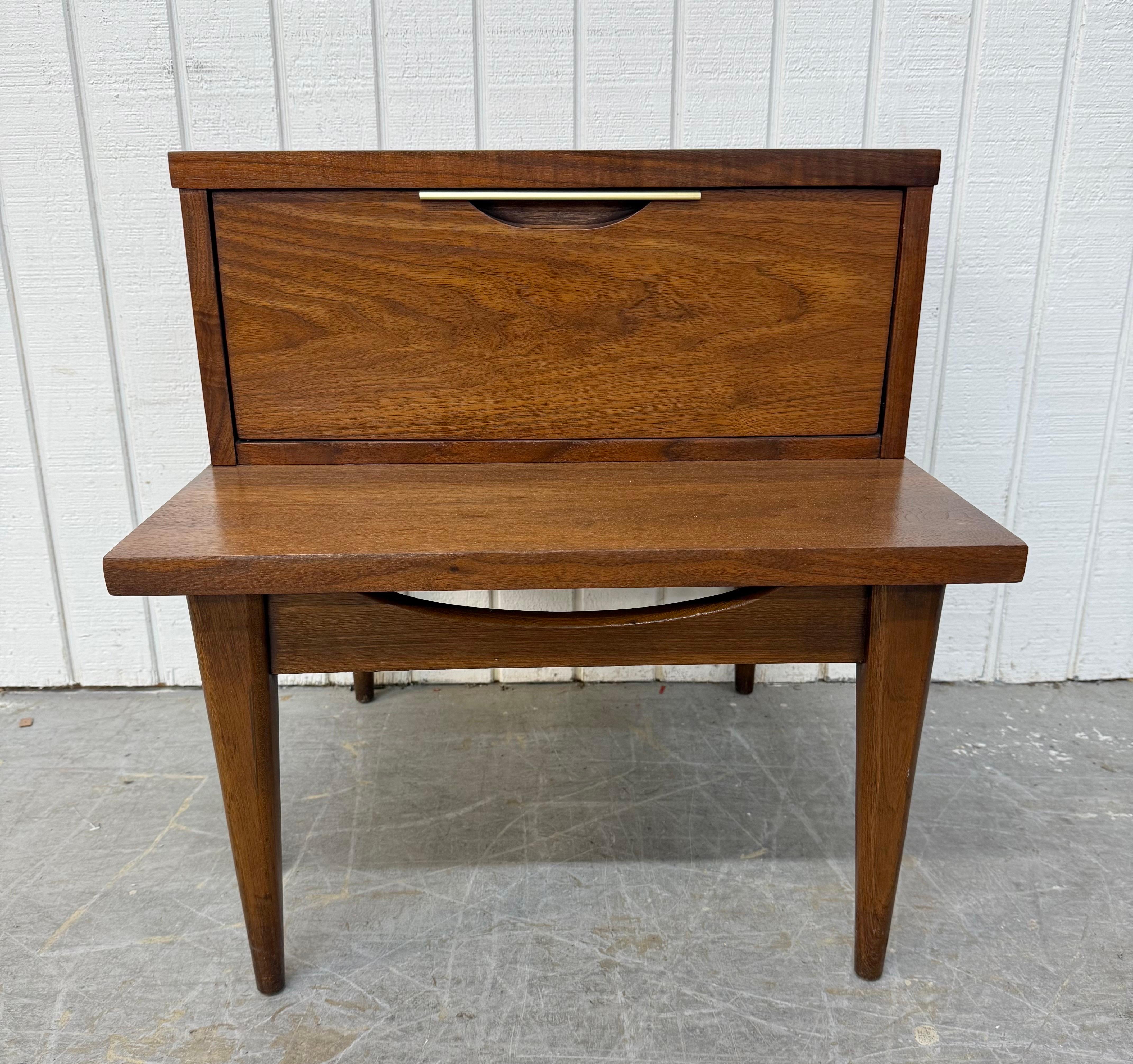 Laiton Tables de nuit en noyer à tableau de Kent Modernity - Lot de 2 en vente
