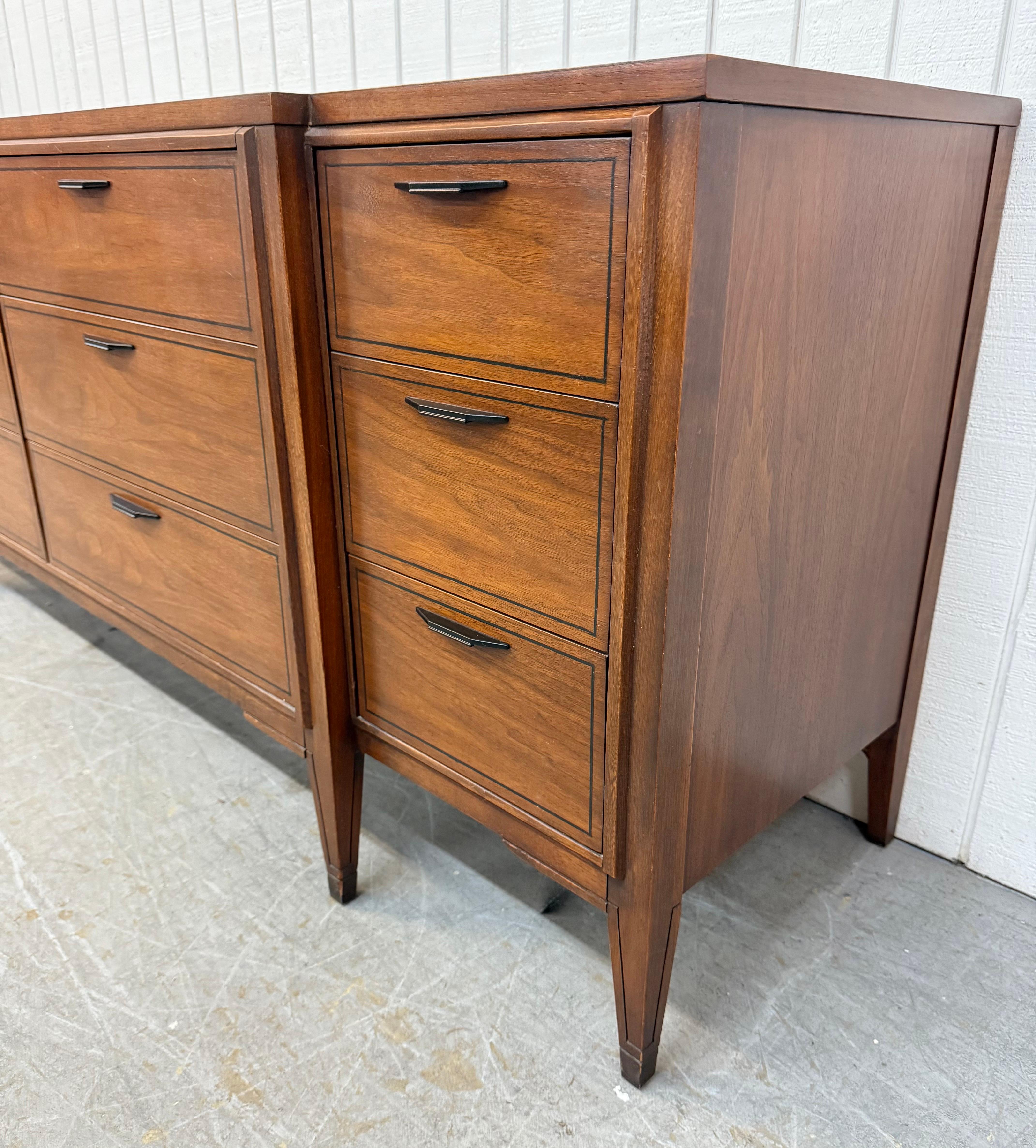 Mid-Century moderno Comò in noce a 12 cassetti Kent Coffey di metà secolo moderno in vendita
