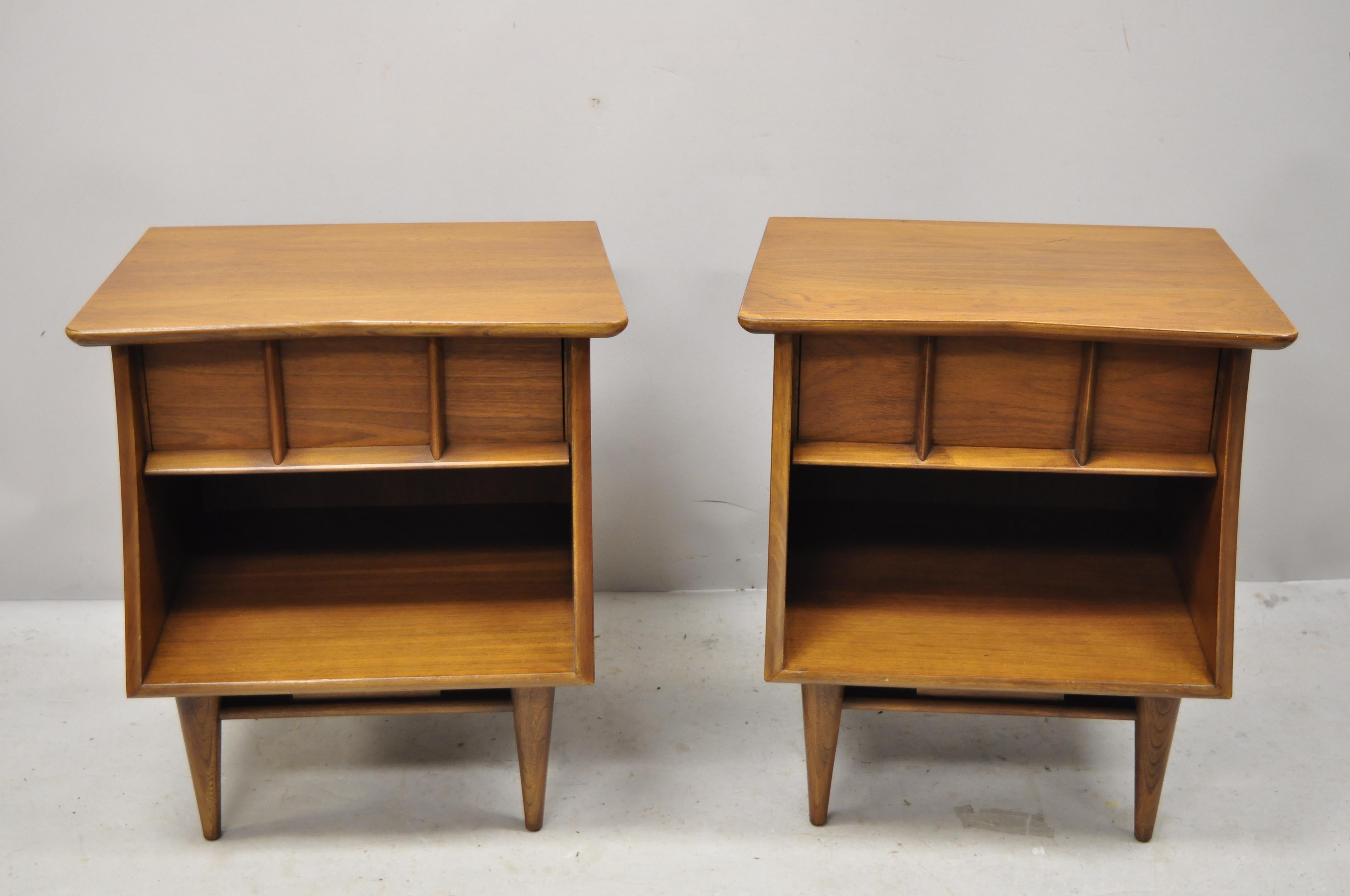 Mid-Century Modern Kent Coffey The Eloquence sculptural walnut nightstands - a pair. Item features angled tops, beautiful wood grain, original label, 1 dovetailed drawer, tapered legs, clean modernist lines, quality American craftsmanship, sleek