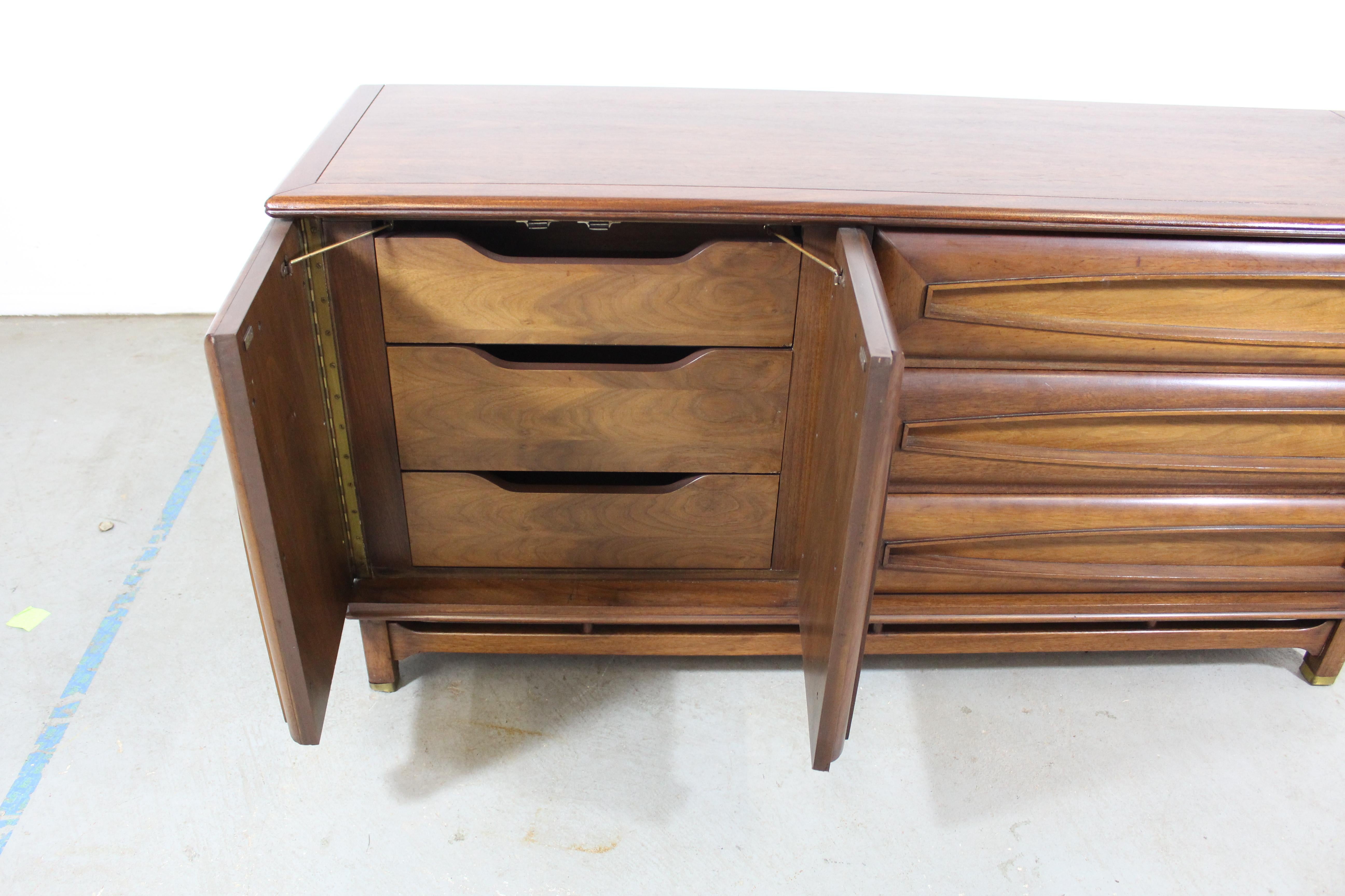 Mid-Century Modern Kent Coffey 'The Grenada' Walnut Credenza Dresser In Good Condition In Wilmington, DE