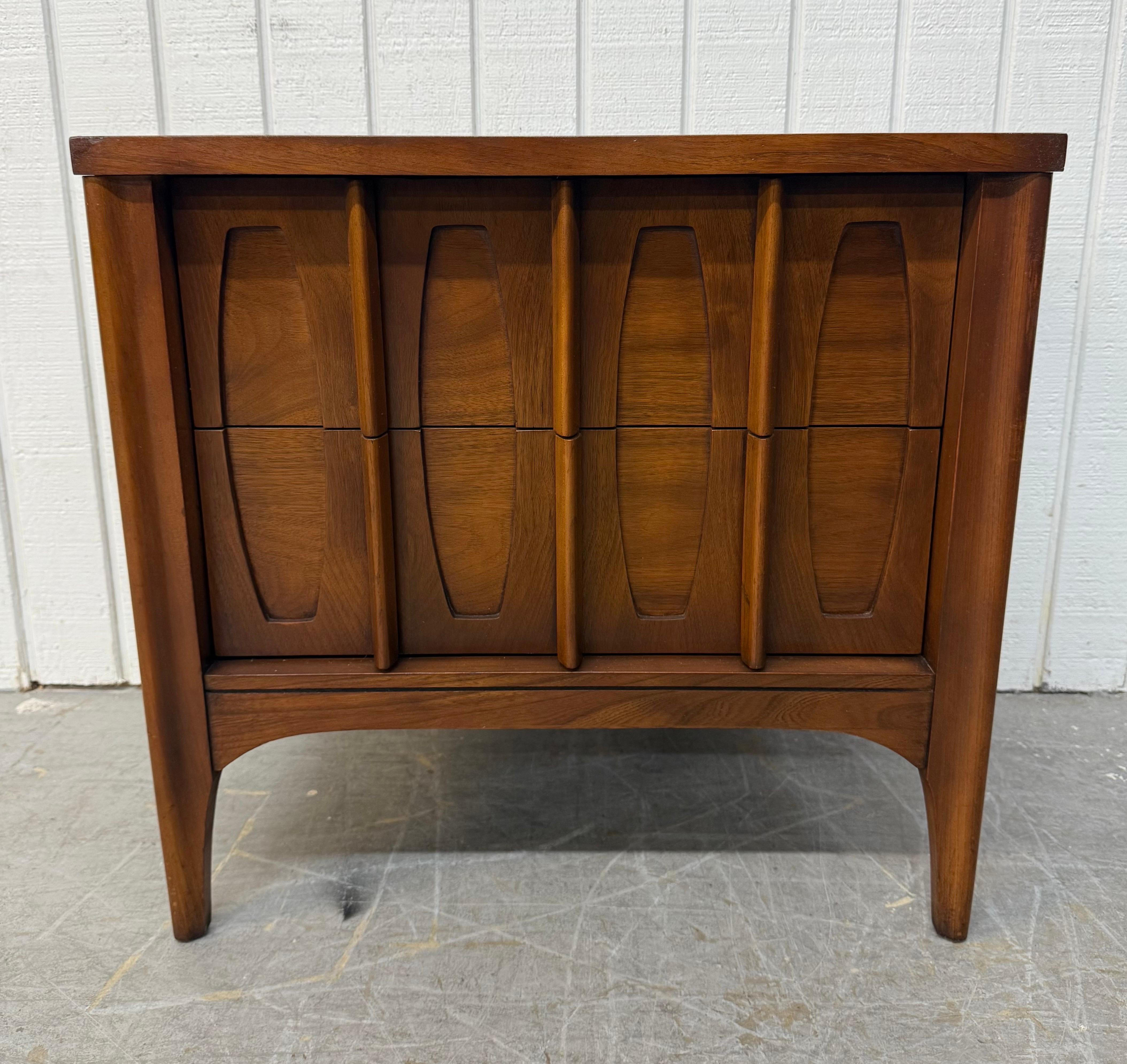 Mid-Century Modern Kent Coffey Townhouse Walnut Nightstands - Set of 2 For Sale 2